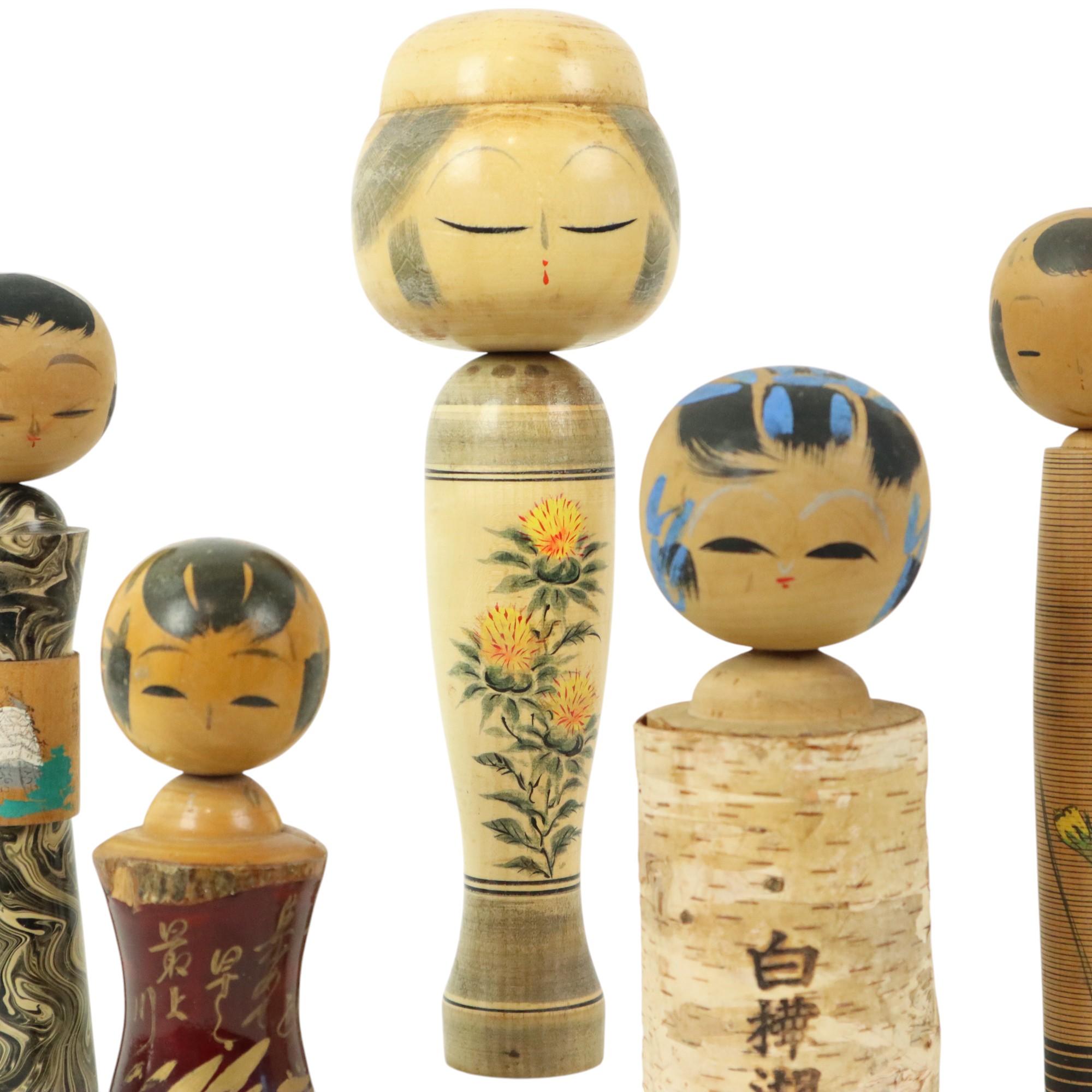 Giapponese Lotto di 5 bambole kokeshi d'epoca Giappone Wood Showa in vendita