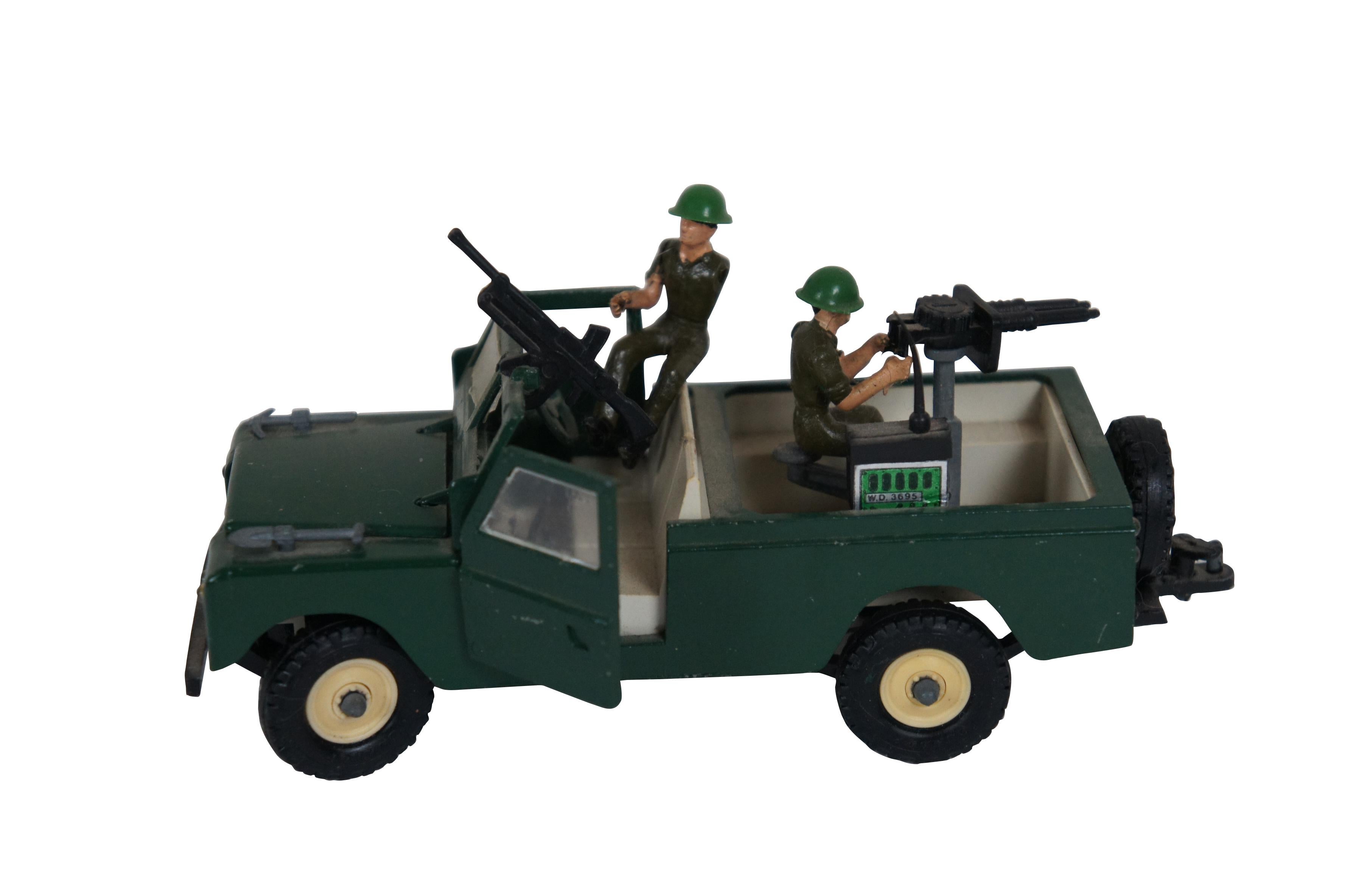Posten von 62 Spielzeugsoldaten, Waffen und Fahrzeugen der späten 1960er bis 1970er Jahre von Britains Ltd. Lot enthält: Insgesamt 47 Soldaten (meist aus Plastik mit Metallbasen, drei aus Plastik und zwei aus Jeep-Metall), 13