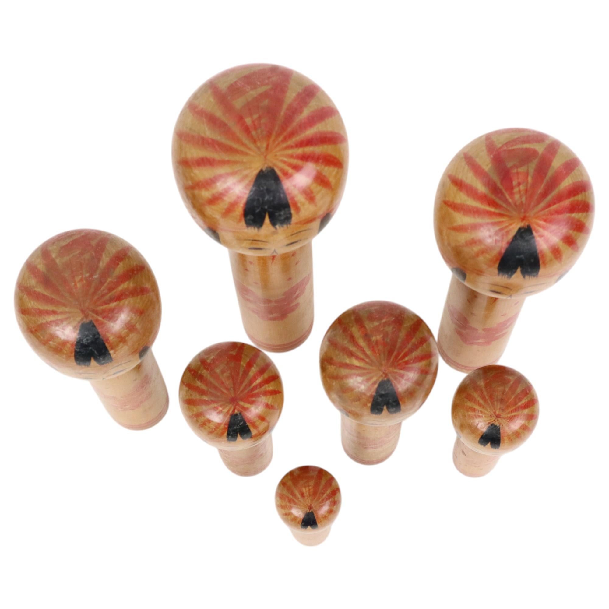Lot de 7 poupées Kokeshi Tomio Sato en bois peint à la main Japon en vente 4