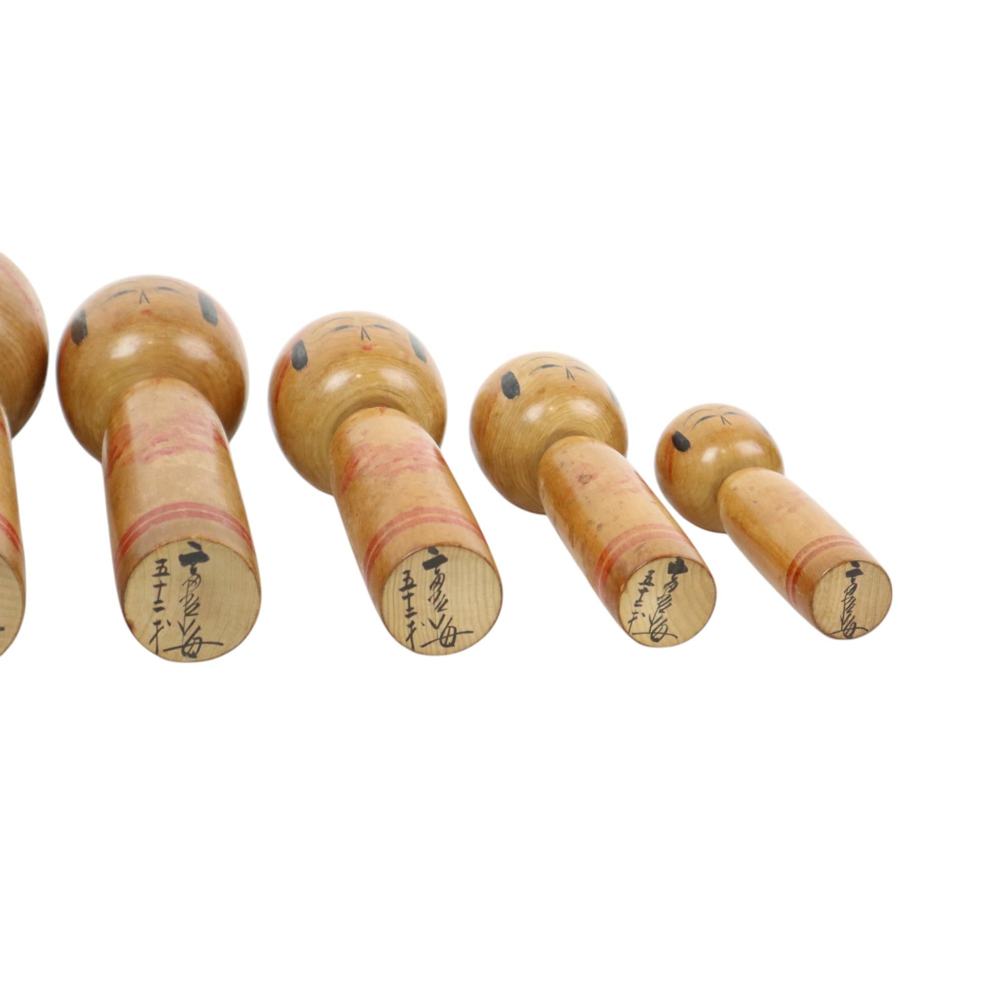 Lot de 7 poupées Kokeshi Tomio Sato en bois peint à la main Japon en vente 6