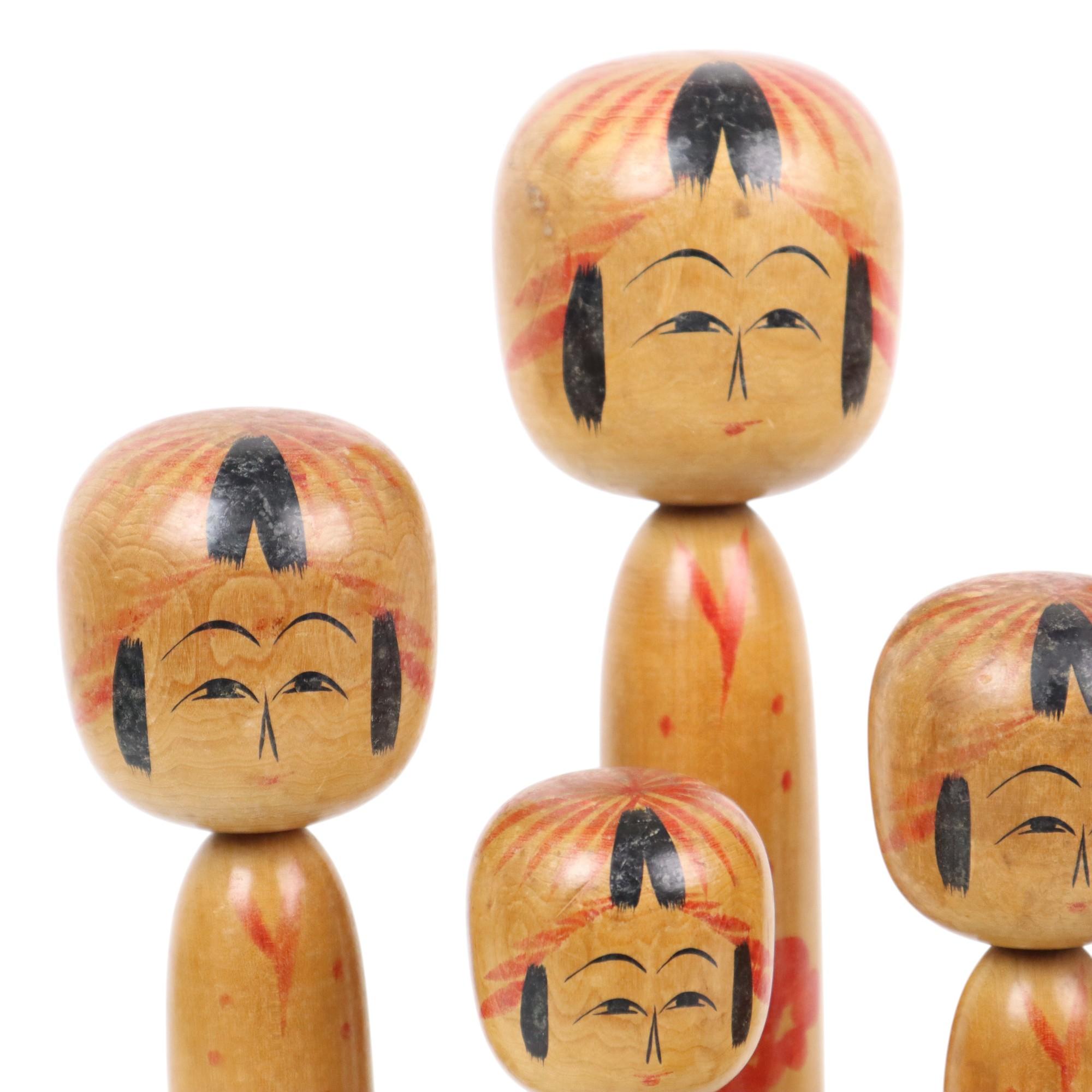 Un magnifique et rare ensemble de 7 poupées kokeshi, réalisées par le maître kokeshi Tomio Sato, le fils du maître artisan Bunkei Sato de l'école Tohkamata.

Ces poupées sont des poupées kokeshi typiques du style Toggata de la région de Sendai.
