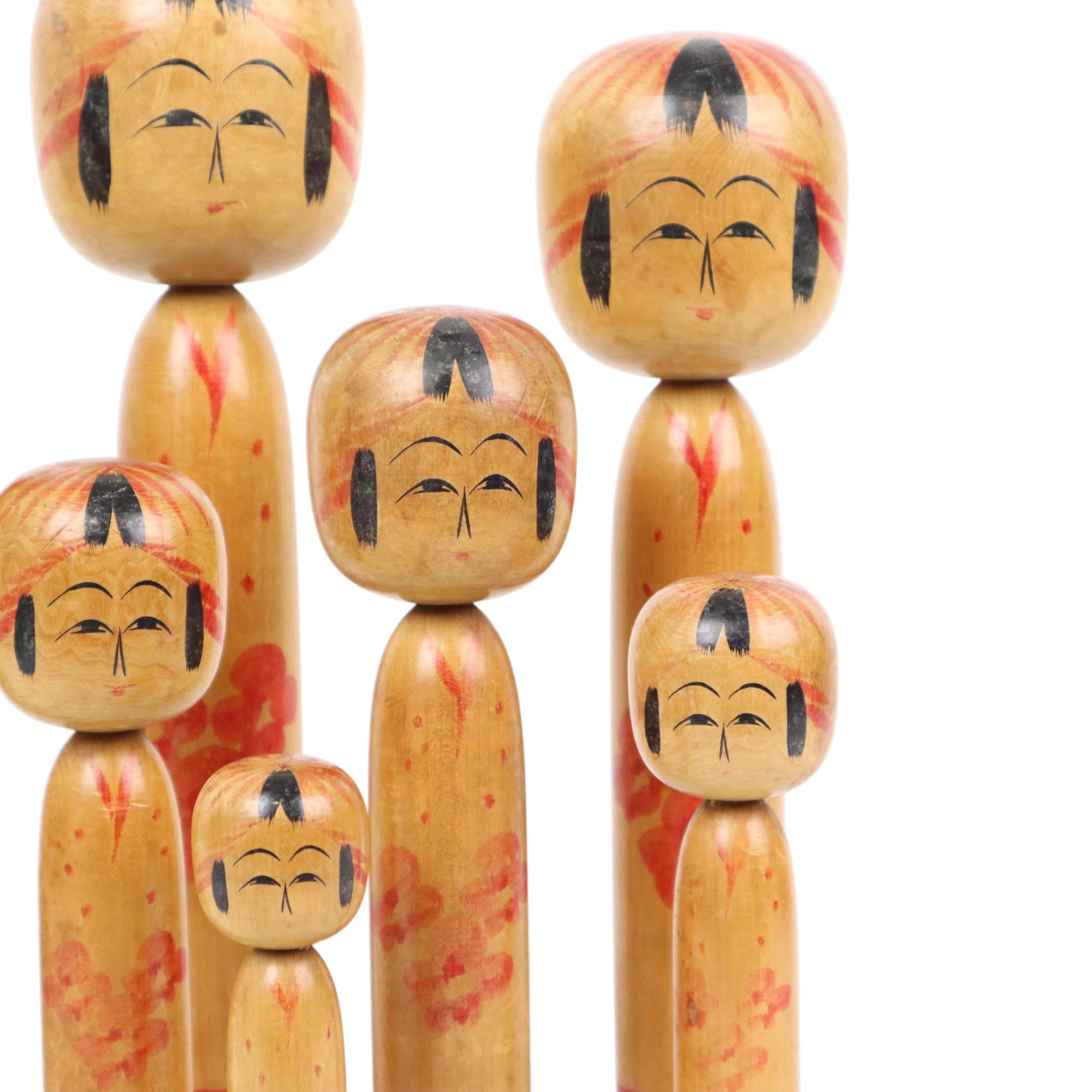 Showa Lot de 7 poupées Kokeshi Tomio Sato en bois peint à la main Japon en vente