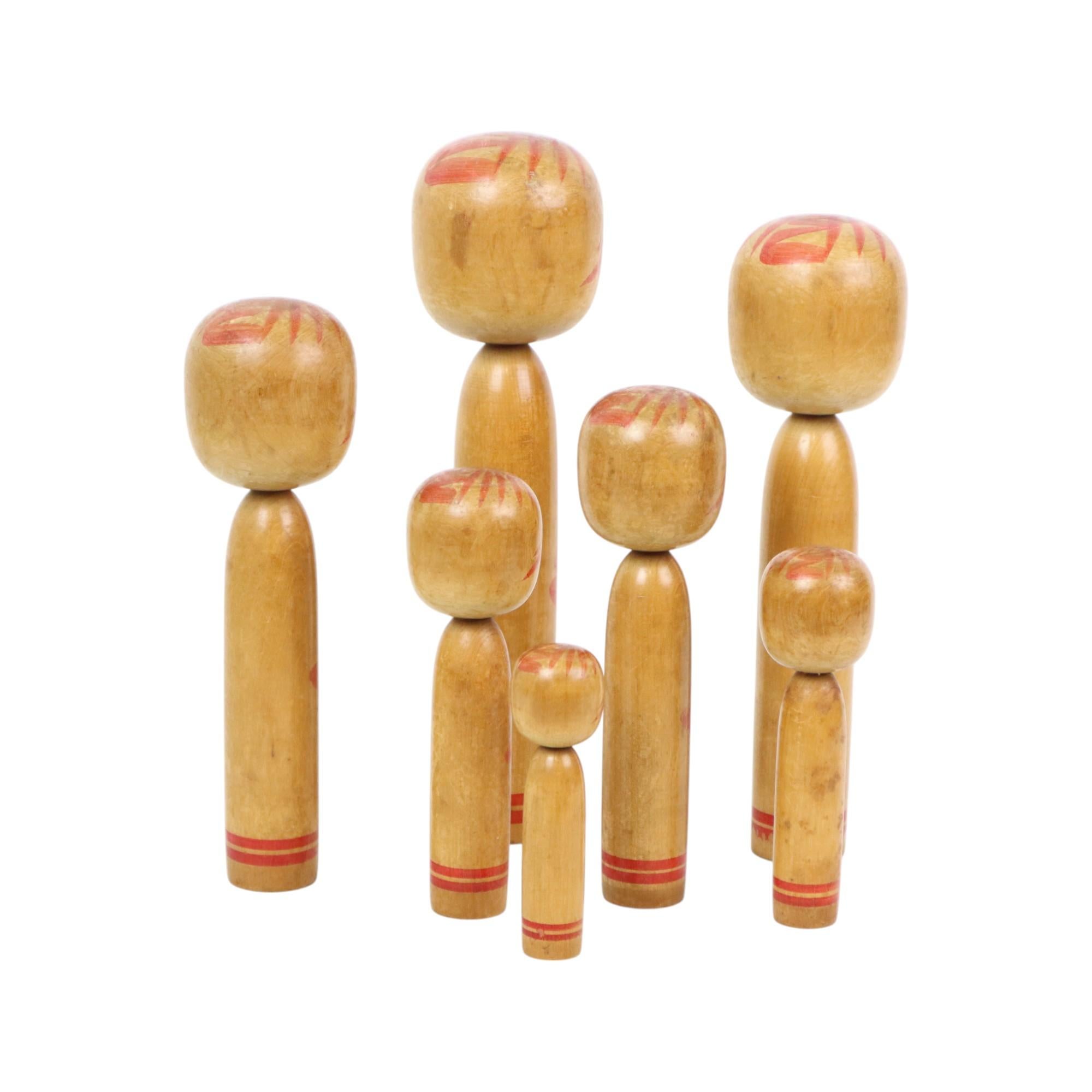 Sculpté à la main Lot de 7 poupées Kokeshi Tomio Sato en bois peint à la main Japon en vente