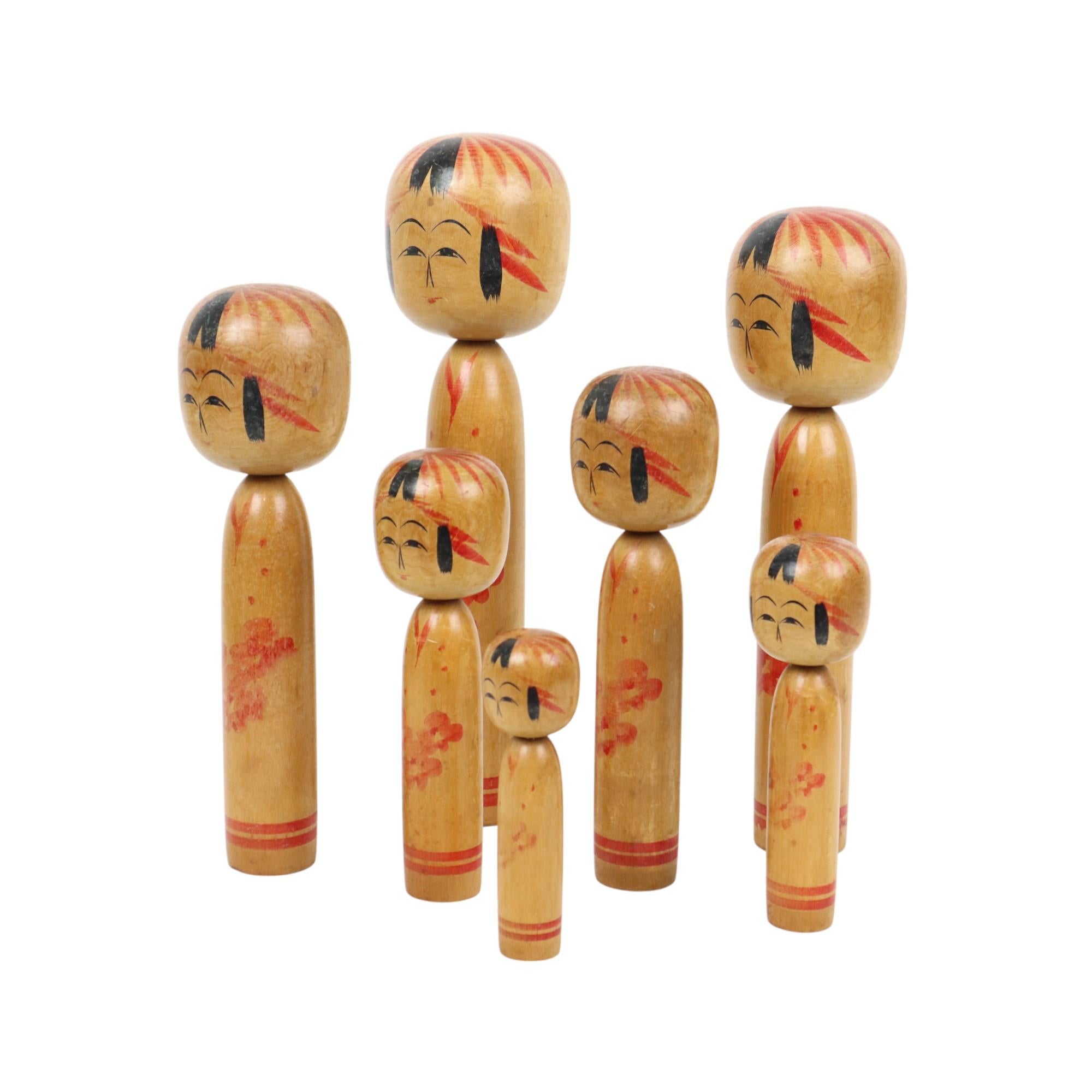 Lot de 7 poupées Kokeshi Tomio Sato en bois peint à la main Japon Bon état - En vente à Poperinge, BE