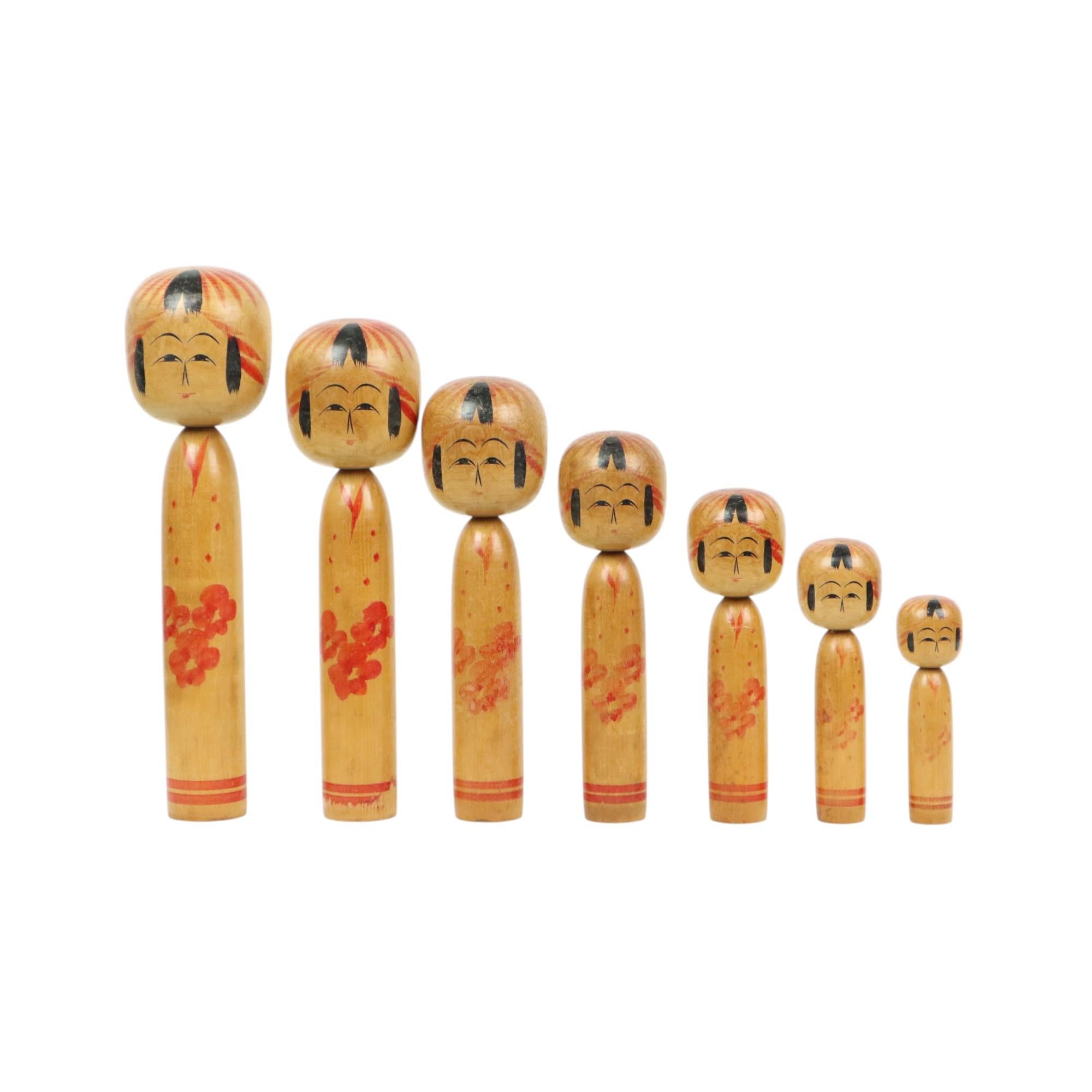 20ième siècle Lot de 7 poupées Kokeshi Tomio Sato en bois peint à la main Japon en vente