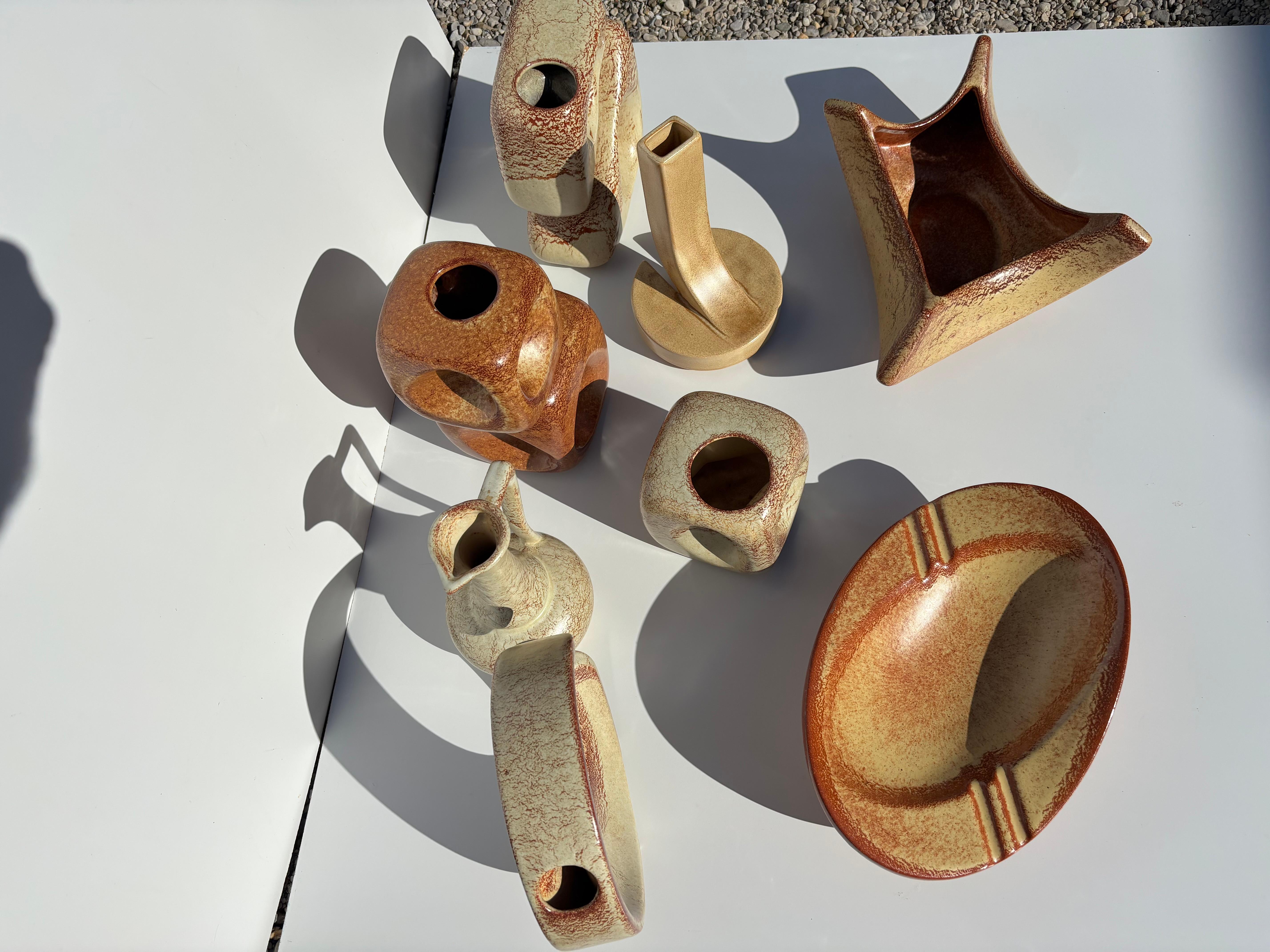 Questa è una bellissima collezione di 7 vasi scultorei in ceramica italiana, realizzati da Bertoncello Ceramiche D'Arte, Italia, negli anni '60 e '70. Sono tutti in ottime condizioni, con normali segni di usura. Sono facilmente riconoscibili per le