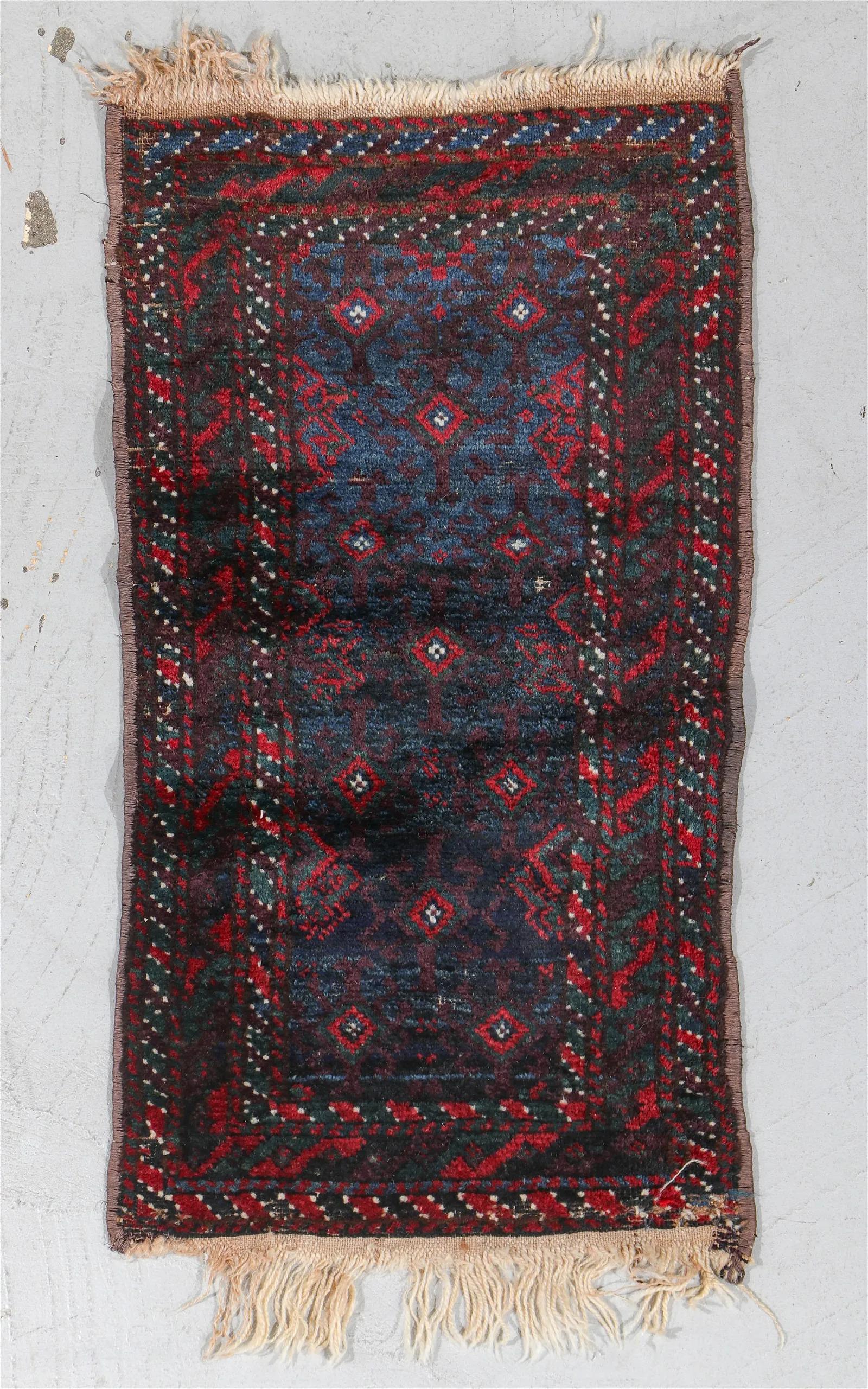 Entdecken Sie die Faszination der Stammeskunst mit dieser bemerkenswerten Collection von 9 Beluch Balisht Teppichen, die aus Persien und Afghanistan stammen und auf das späte 19. bis frühe 20. Jahrhundert zurückgehen. Jeder Teppich dieser Kollektion