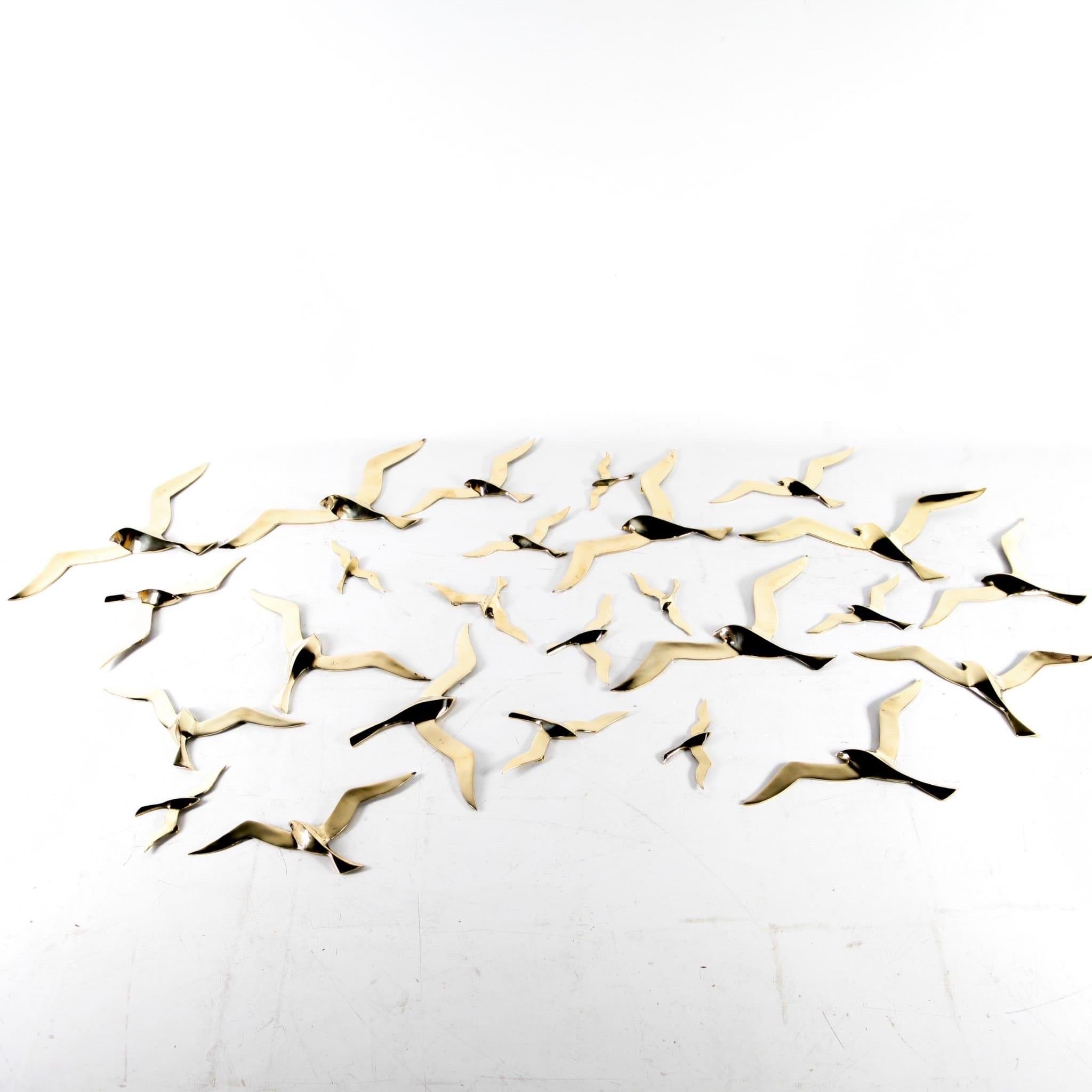 Exceptional set of 25 gilded brass birds wall sculptures. One hook behind each to hang them on the wall. 
Very decorative set with 5 different dimensions:
45x18cm
36x23
31x17
21x12
17x9
Great quality, very good condition. 
