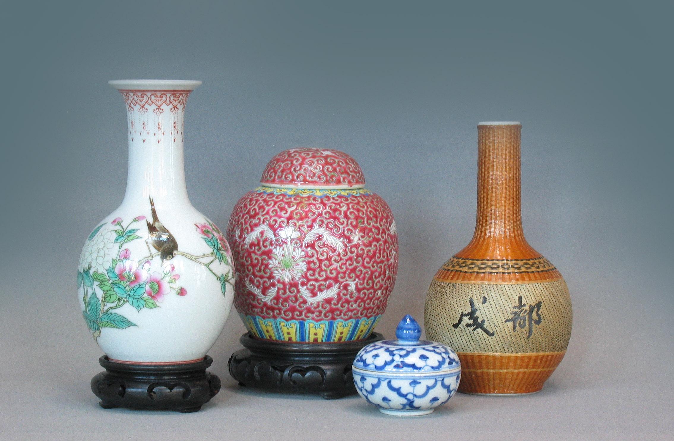 Lot d'articles chinois, un vase, une jarre à gingembre, une boîte à sceaux et une bouteille Dehua 20ème siècle en vente 4