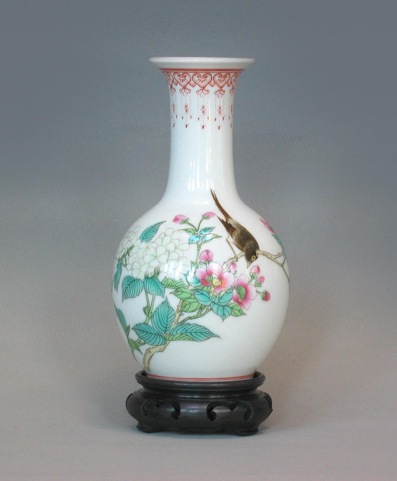 Exportation chinoise Lot d'articles chinois, un vase, une jarre à gingembre, une boîte à sceaux et une bouteille Dehua 20ème siècle en vente