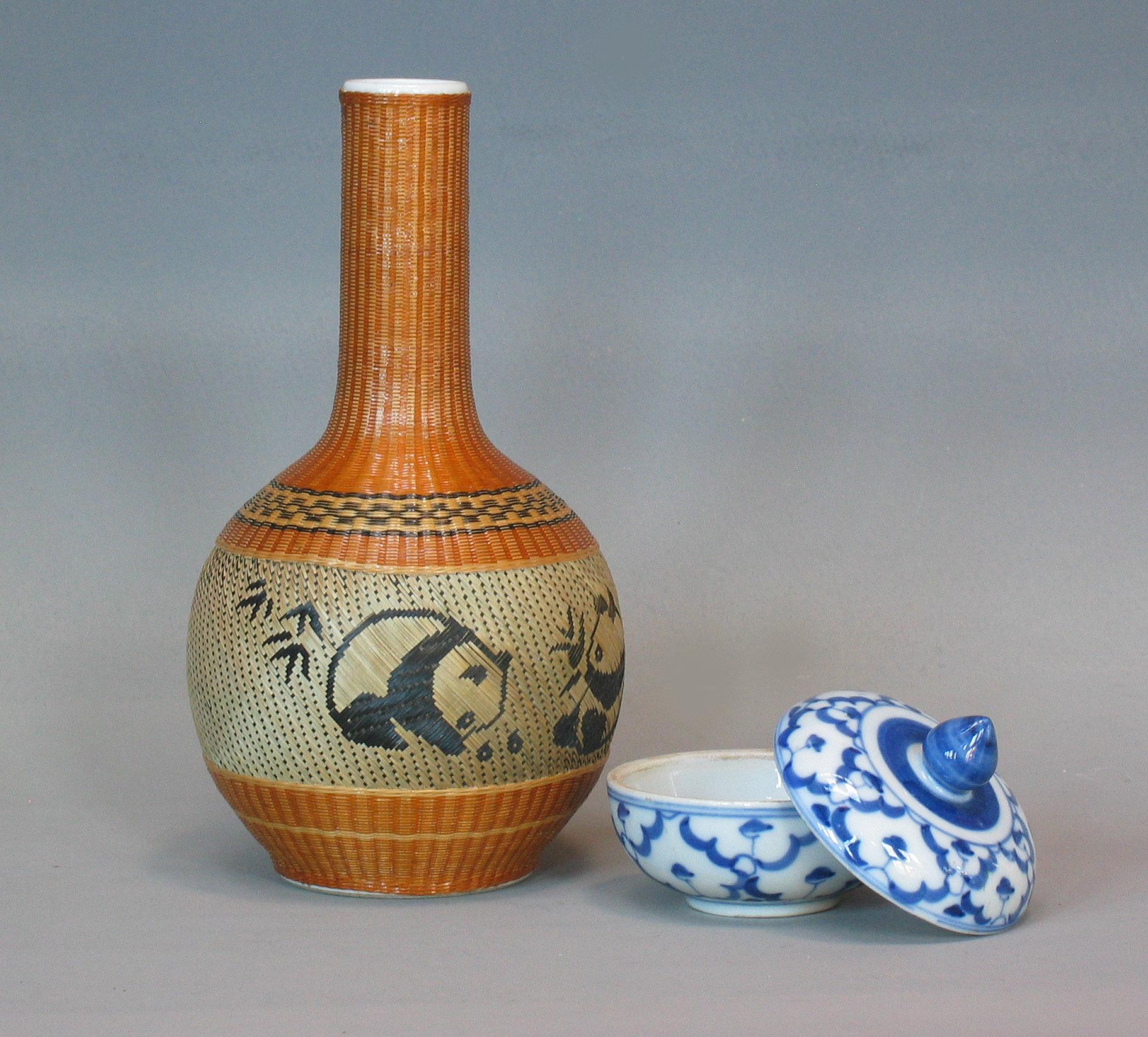 Lot of Chinese Items, a Vase, Ginger Jar, Seal Box and Dehua Bottle 20th Century For Sale 1