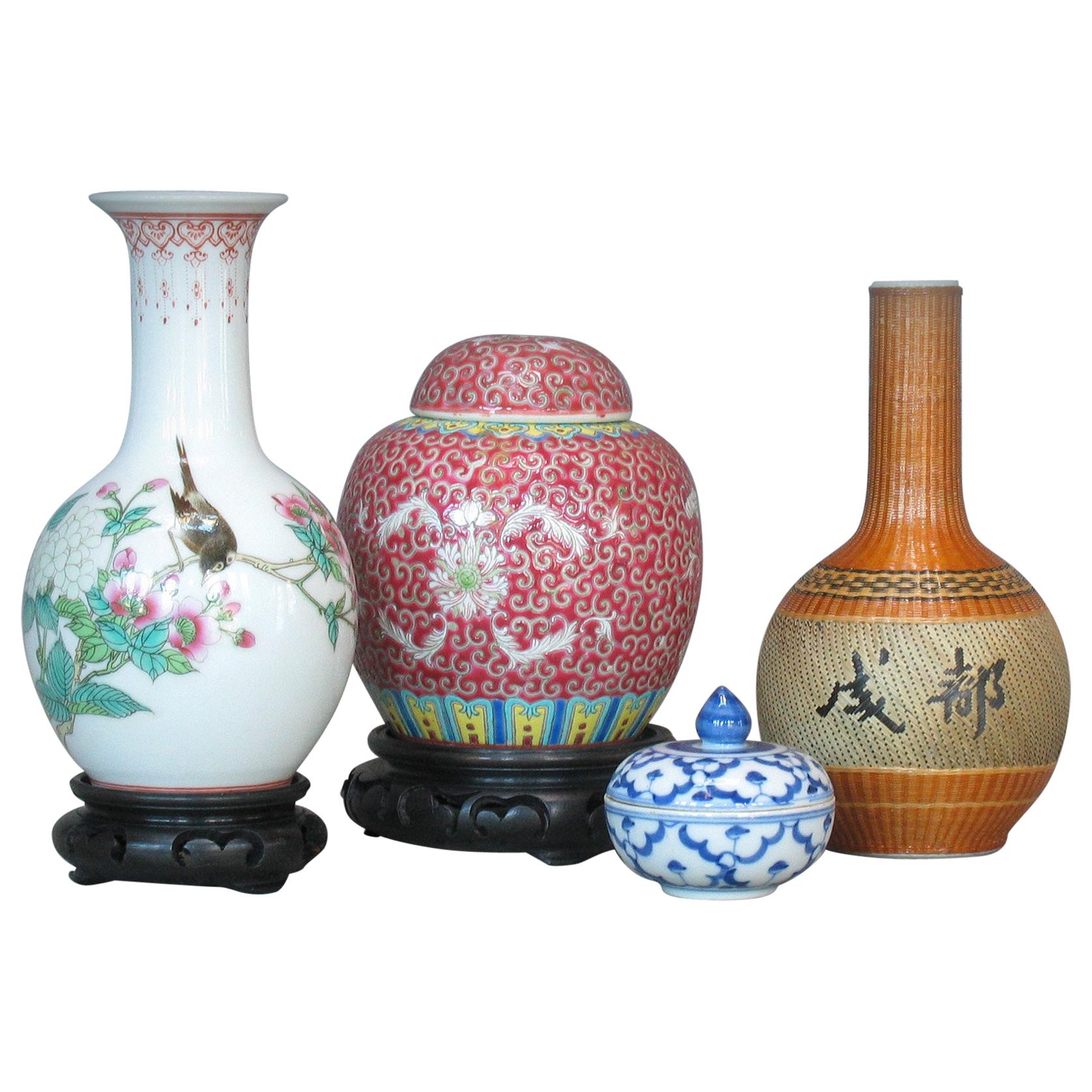 Lot d'articles chinois, un vase, une jarre à gingembre, une boîte à sceaux et une bouteille Dehua 20ème siècle en vente