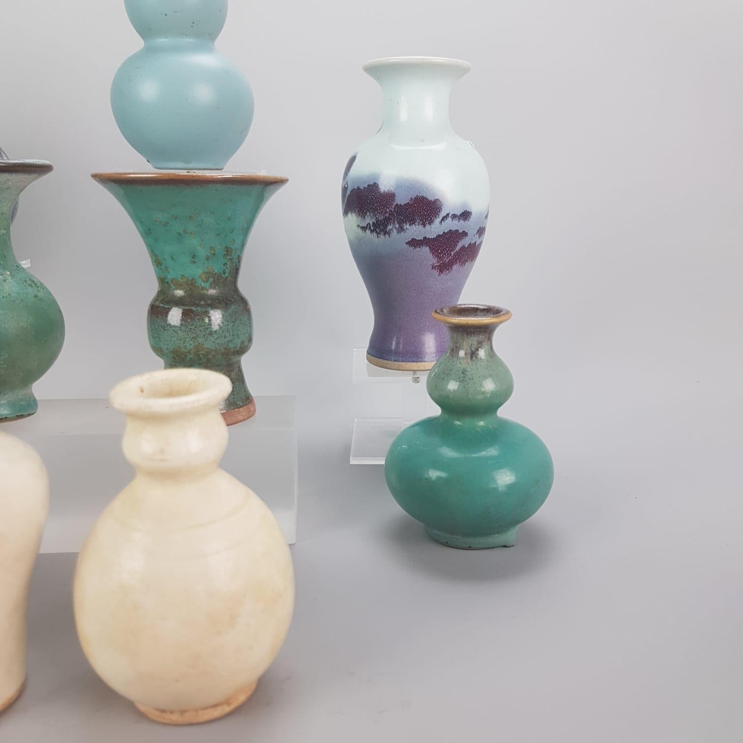 A very nice set of late 20th and 21st century Chinese vases 
 
Condition:
Overall condition; 9 perfect (some crackle lines only, see last pictures) 1 with a large chip from top. 1 with rimfritting. Size between: approximate 95mm and