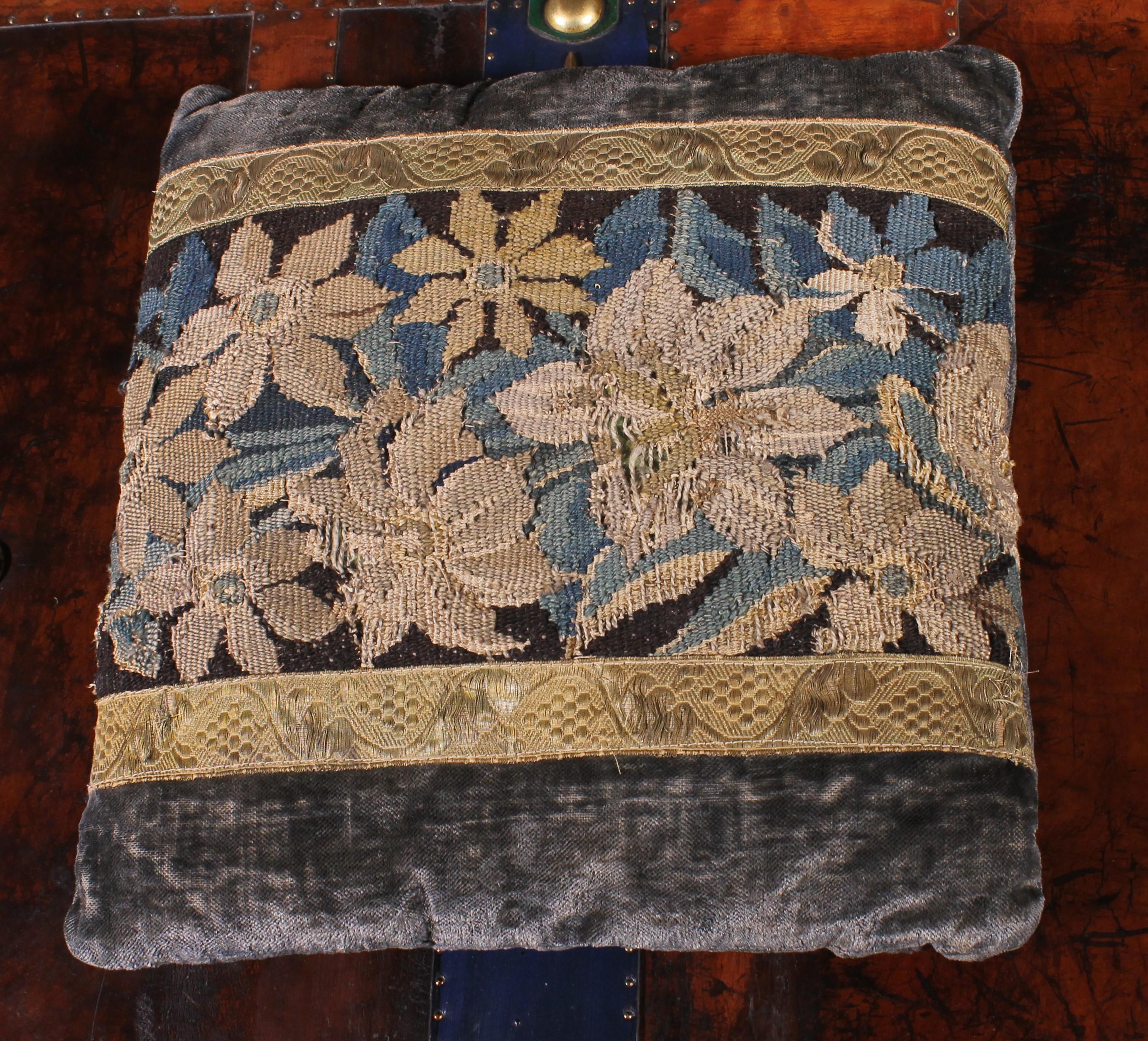 XVIIIe siècle et antérieur Lot de coussins en tapisserie et velours du 17° au 19° siècle en vente
