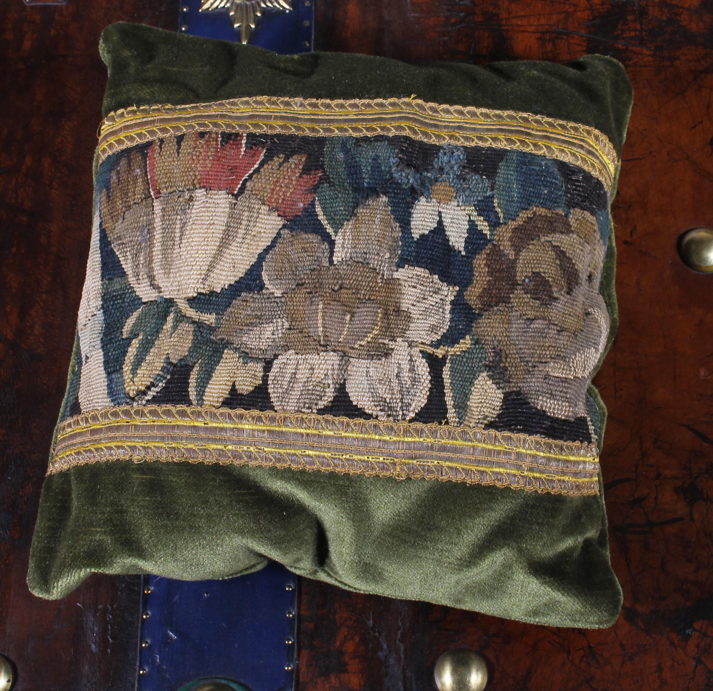 Laine Lot de coussins en tapisserie et velours du 17° au 19° siècle en vente