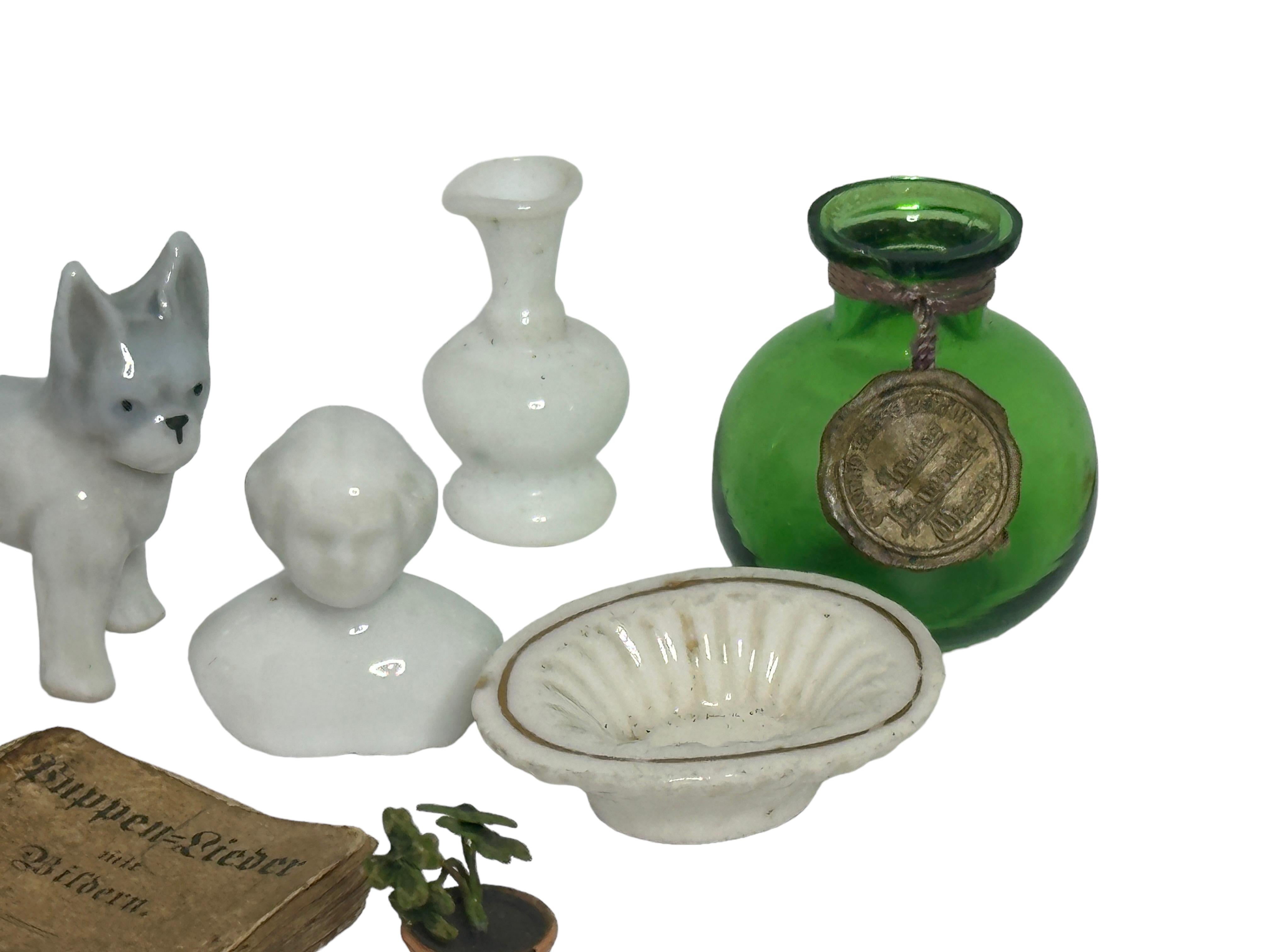 Verre Lot de huit jouets de maison de poupée allemands antiques miniatures Accessoires 1900s en vente