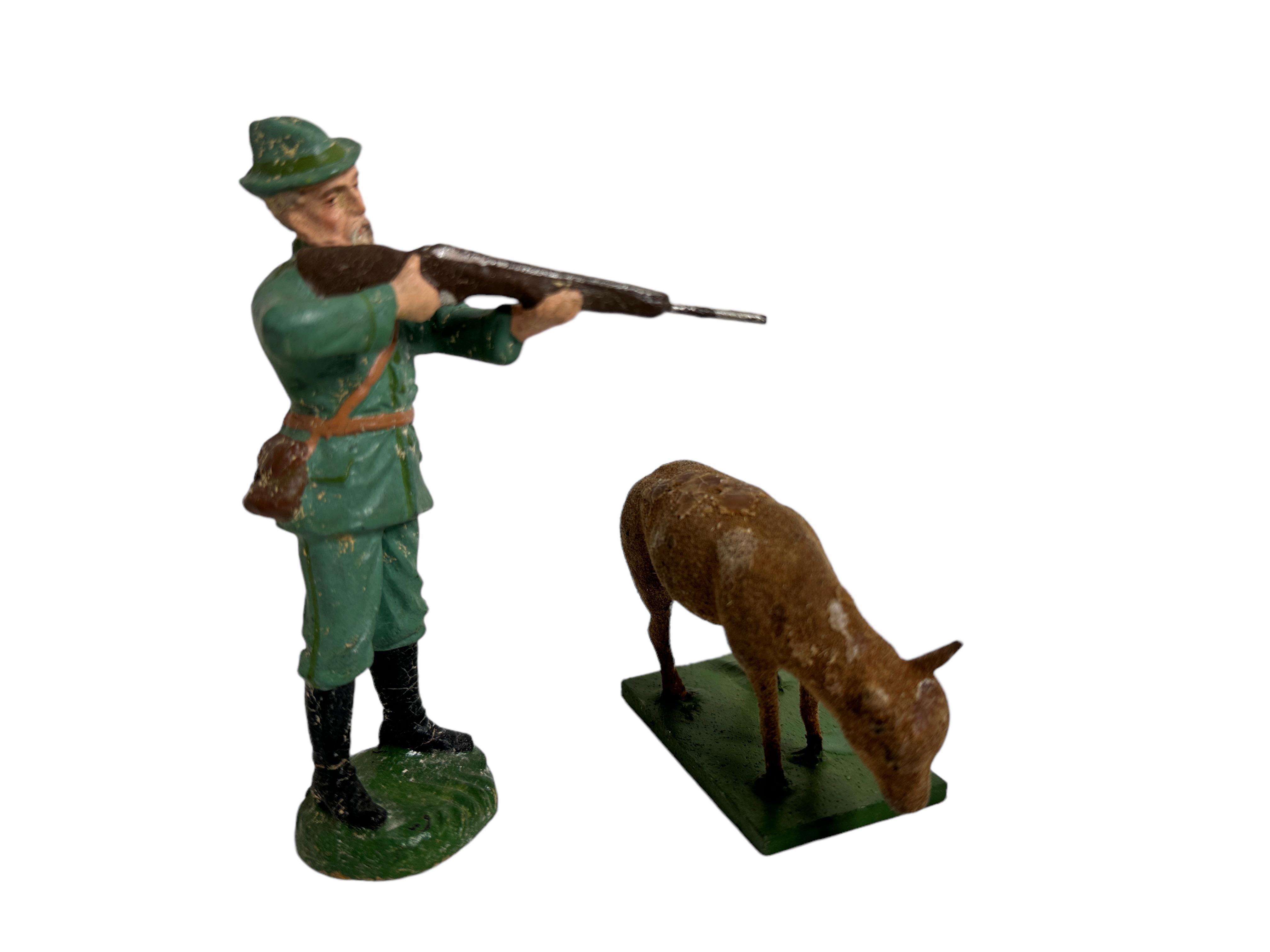 Lot de cinq jouets de cerfs et de chasseurs ancien Erzgebirge de Noël des années 1880 en vente 3