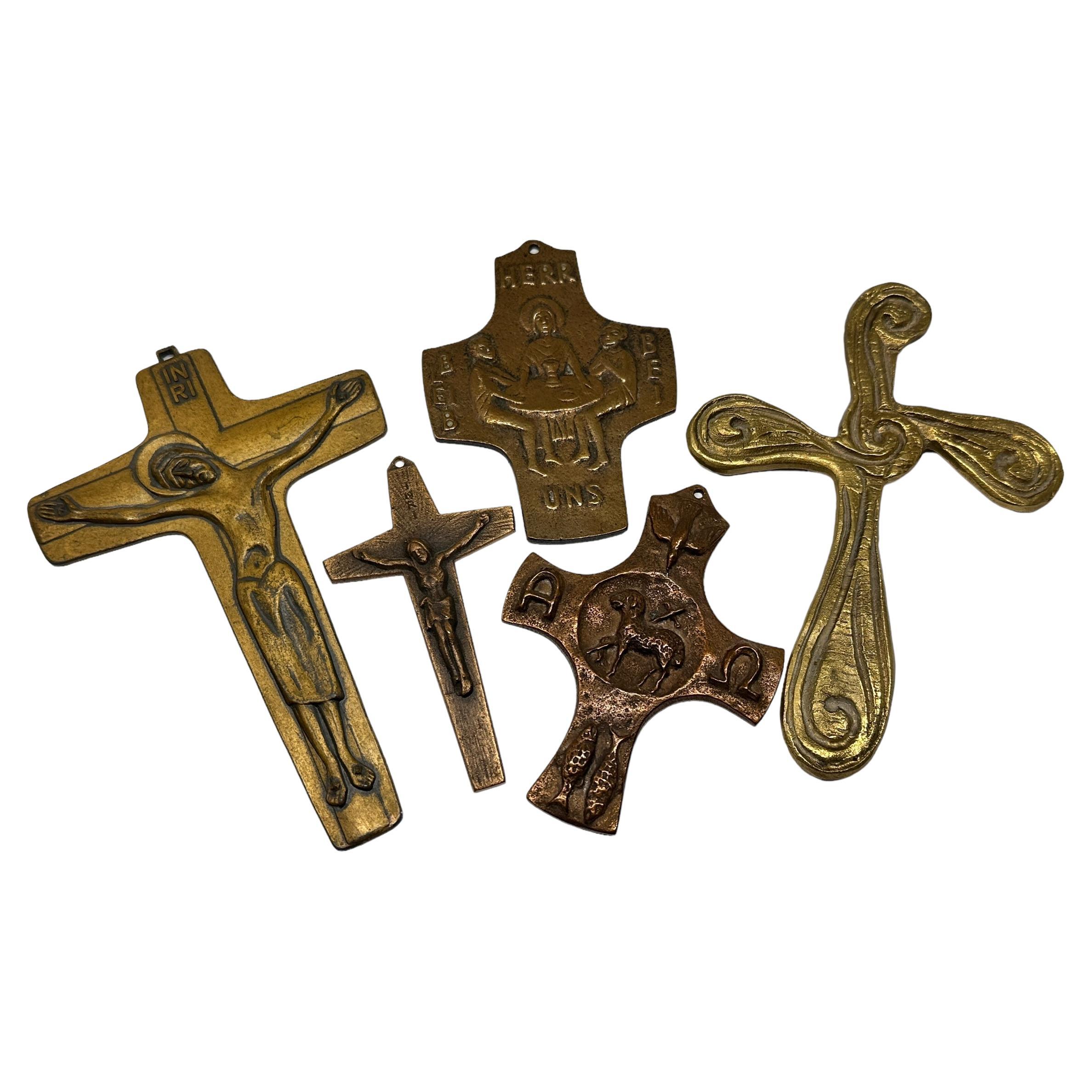Lot von fünf brutalistischen Bronze-Kreuzkreuz-Wandschmuckstücken aus der Mitte des Jahrhunderts