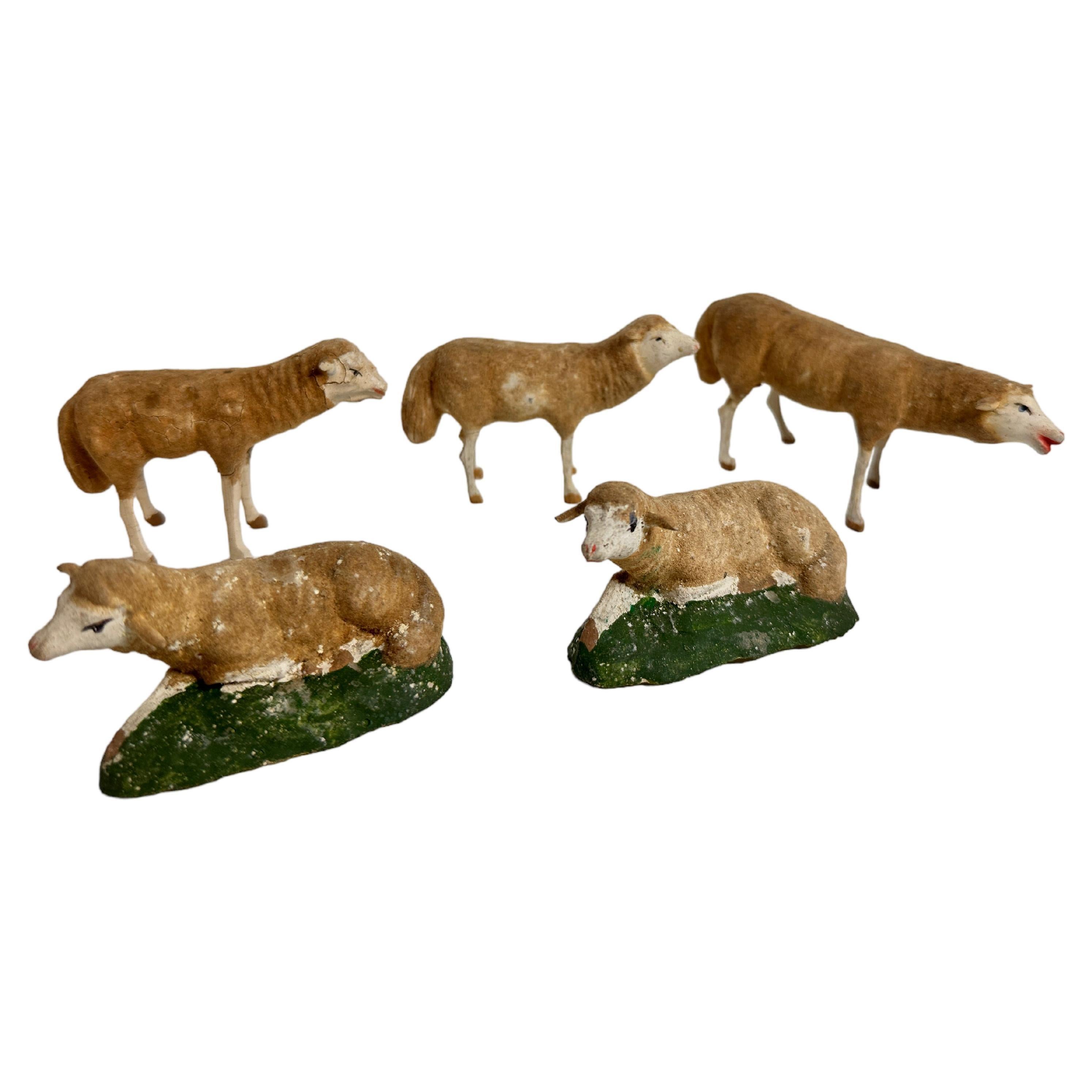Ensemble allemand ancien de cinq moutons à pattes de Putz. Toutes ces figurines sont d'authentiques crèches de Noël allemandes anciennes. Comme ils sont tous anciens, la plupart d'entre eux présentent les signes attendus de l'âge et de