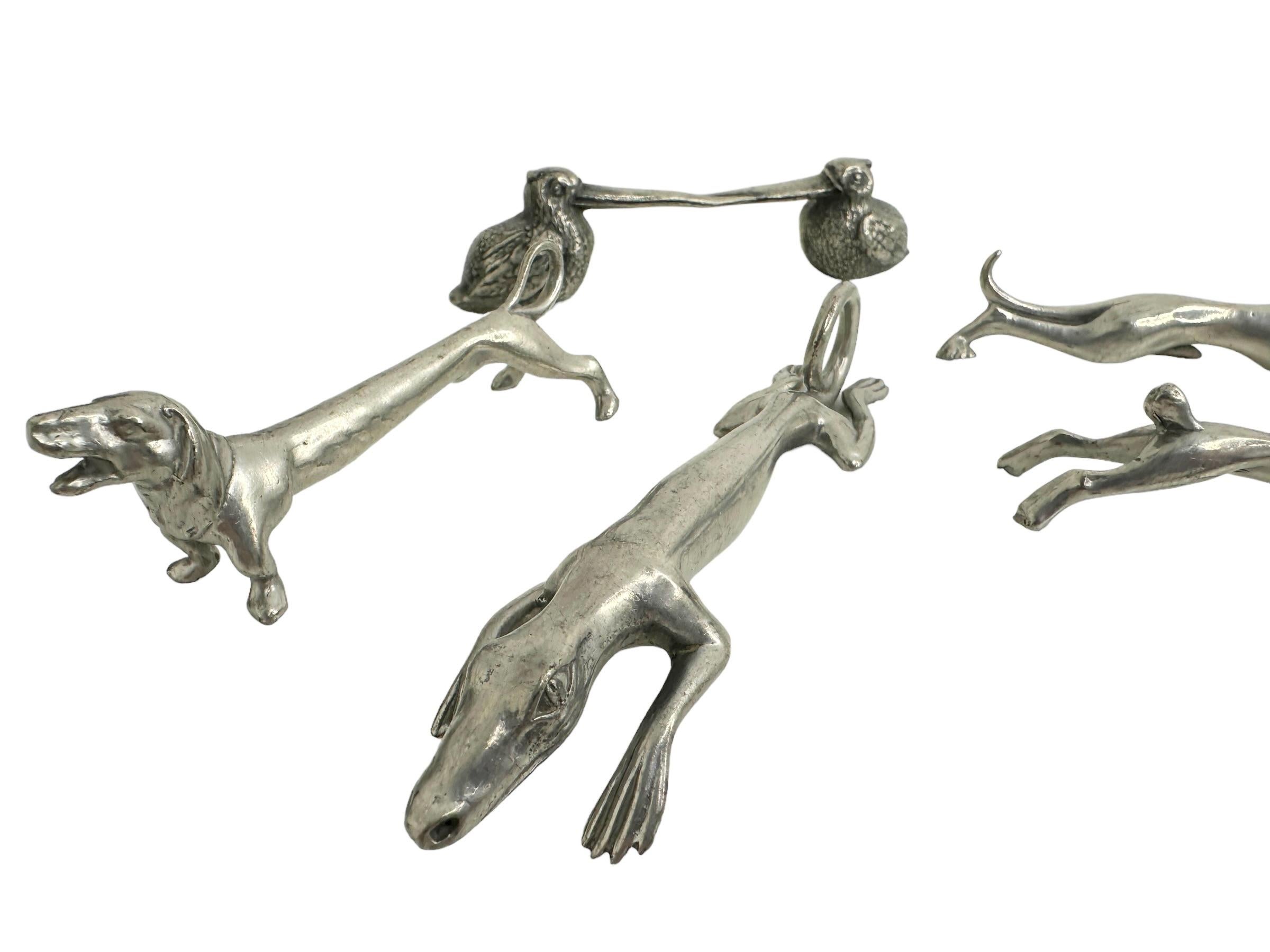 Juego de cinco cubiertos figurados de plata con forma de animales, hacia la década de 1910, europeos. Un buen complemento para cualquier mesa o simplemente para tu colección. Tiene una pátina deslustrada y bonita, pero es antigua y da a esta pieza