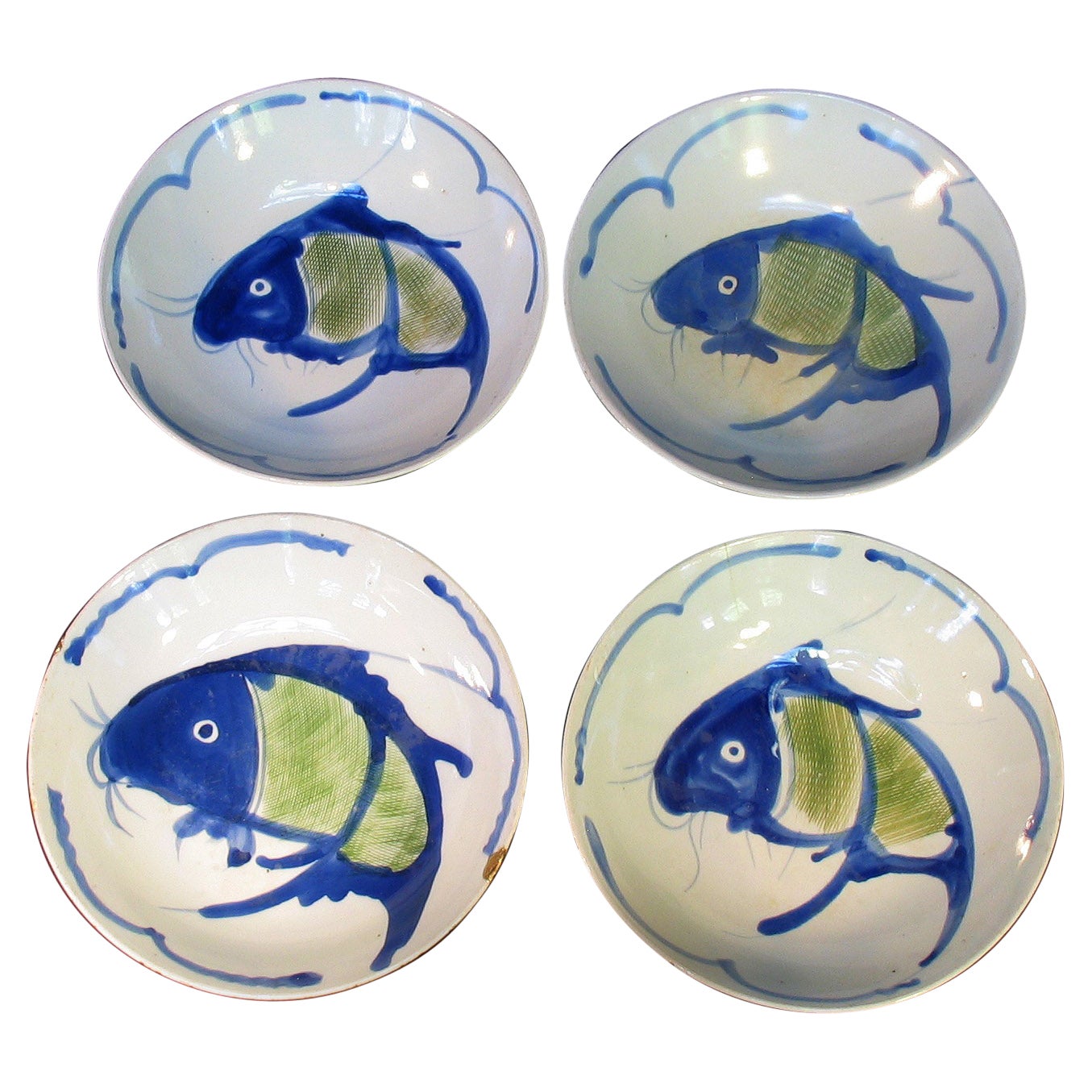 Lot de quatre bols chinois en porcelaine peints à la main