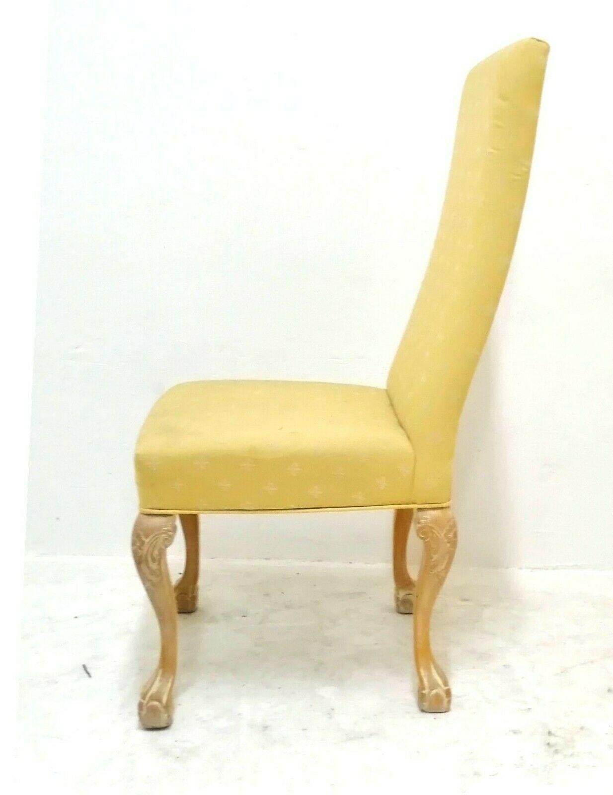 Lot de quatre chaises classiques en bois sculpté et décapé avec tissu de couleur jaune clair

ils mesurent 110 cm de hauteur, 53 cm de largeur, 65 cm de profondeur et 50 cm de hauteur du siège par rapport au sol

En très bon état, comme le