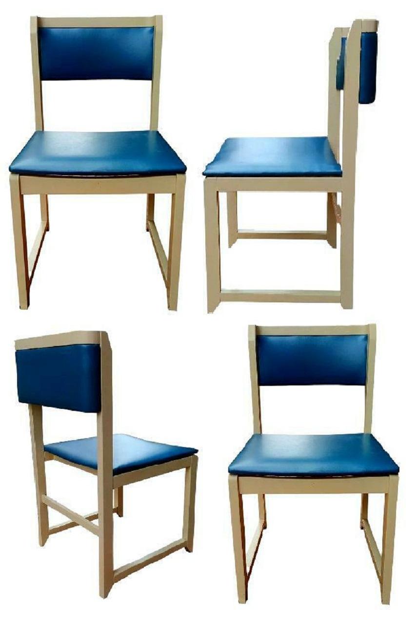 lot of four original design chairs from the 70s, made of wood with seat and back in dark blue eco-leather

they measure approximately 75 cm in height, 45 cm in width and 60 cm in depth (if necessary, ask us for the exact measurements)

possibly