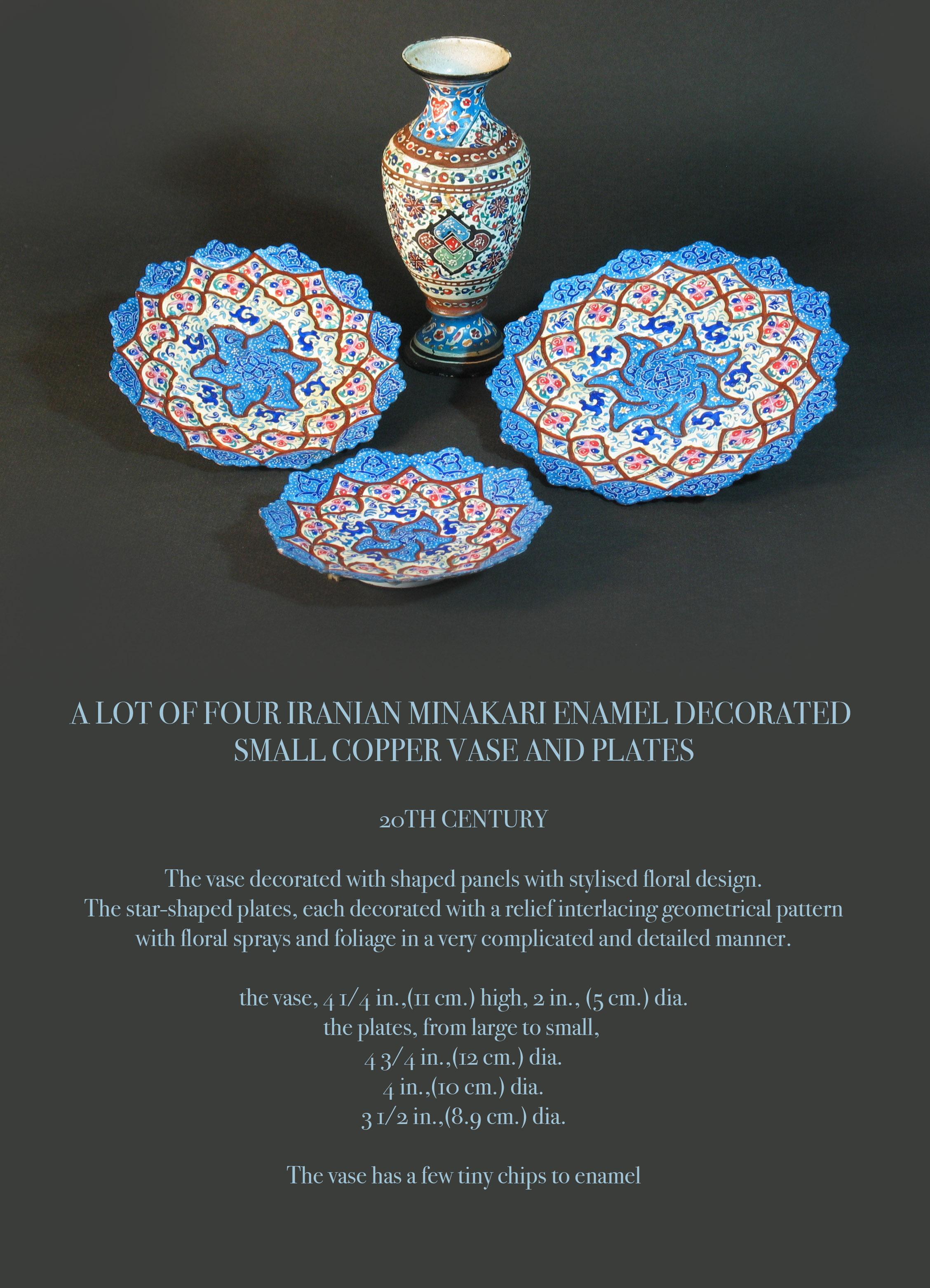 Lot de quatre pièces iraniennes en émail minakari décorées
Petit vase et assiettes en cuivre

20ème siècle.

Le vase est décoré de panneaux façonnés avec des motifs floraux stylisés.
Les assiettes en forme d'étoile, chacune décorée d'un motif