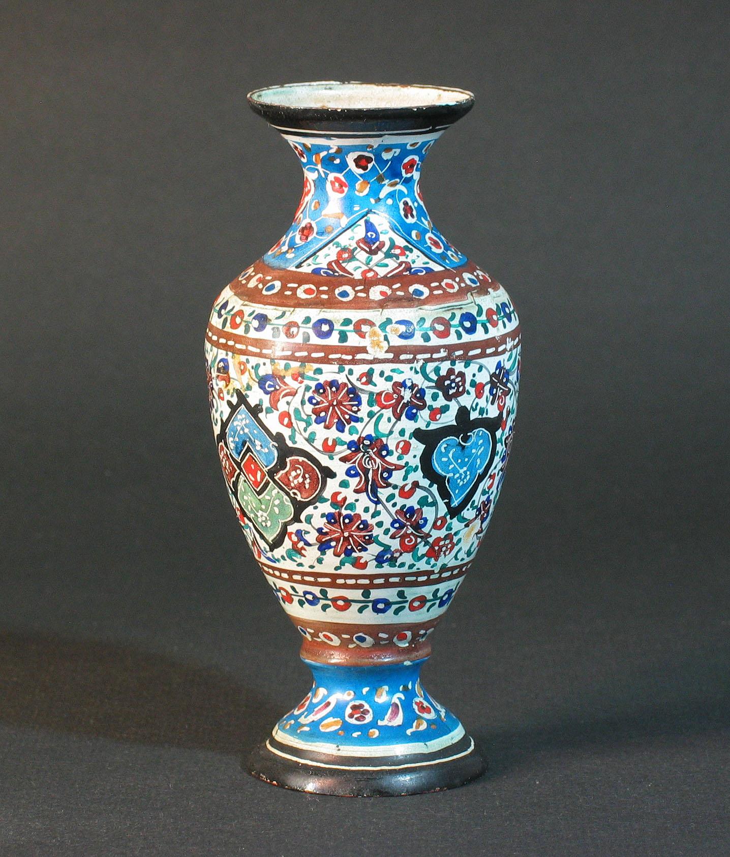 Autre Lot de quatre petits vases et assiettes en cuivre décorés d'émail Minakari d'Iran en vente