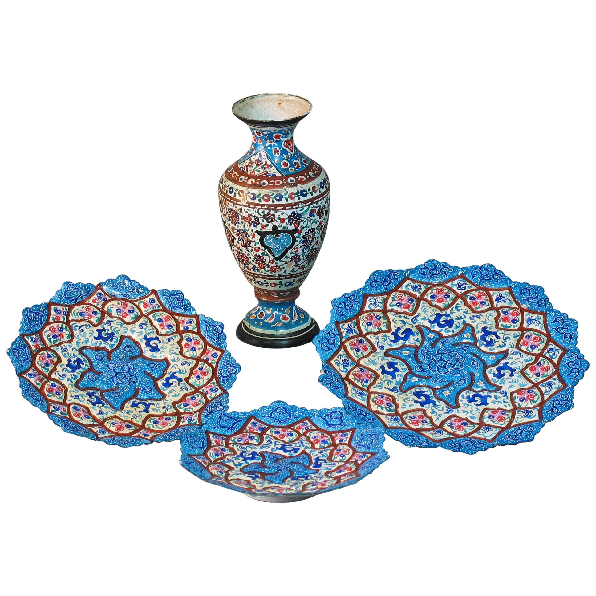 Lot de quatre petits vases et assiettes en cuivre décorés d'émail Minakari d'Iran en vente