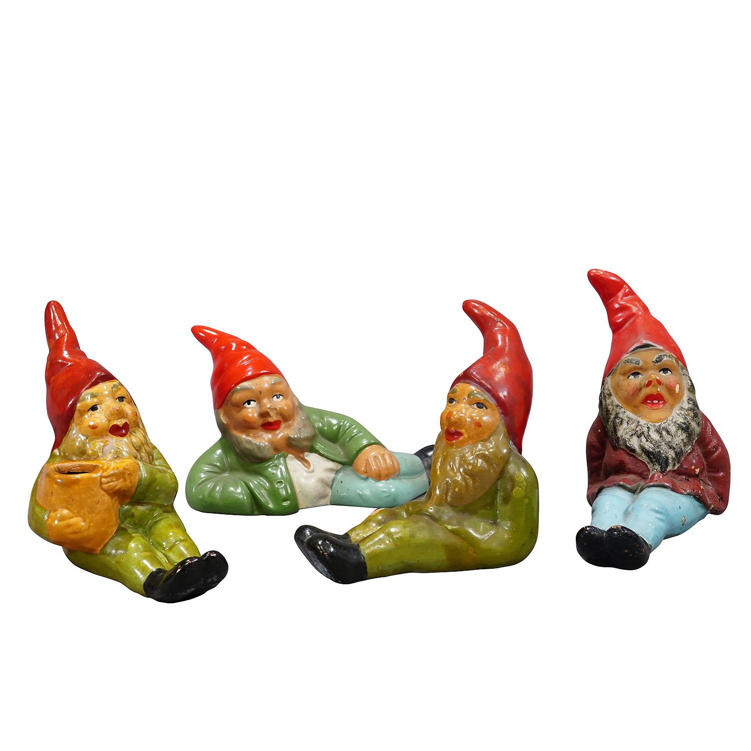 Lot de quatre petits nains de jardin en terre cuite, Allemagne, vers les années 1950
Article e7222
Un ensemble fantaisiste de quatre nains de jardin minuscules fabriqués en Allemagne vers les années 1950, probablement par Heissner. Ils sont
