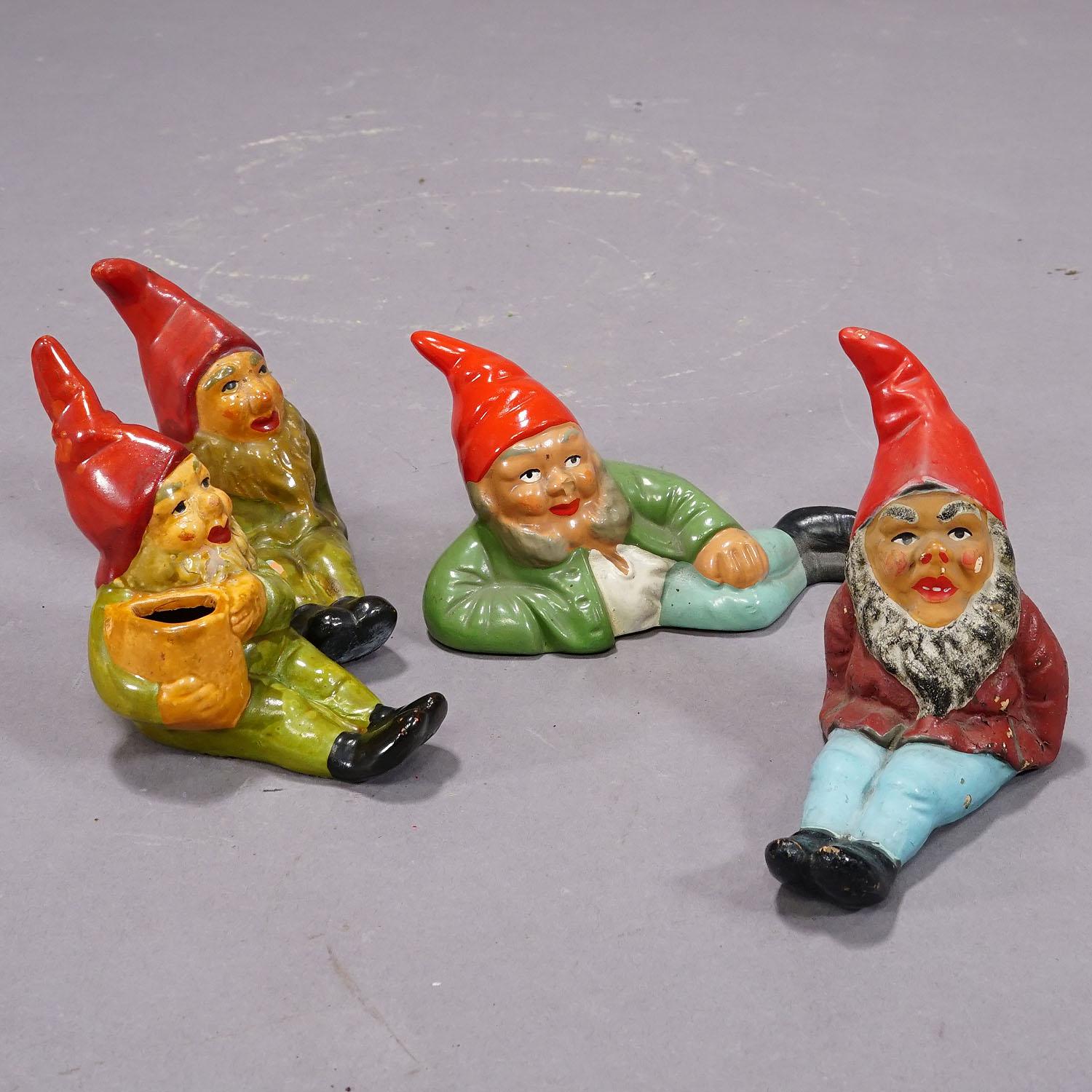 Mid-Century Modern Lot de quatre petits nains de jardin en terre cuite, Allemagne, vers les années 1950 en vente