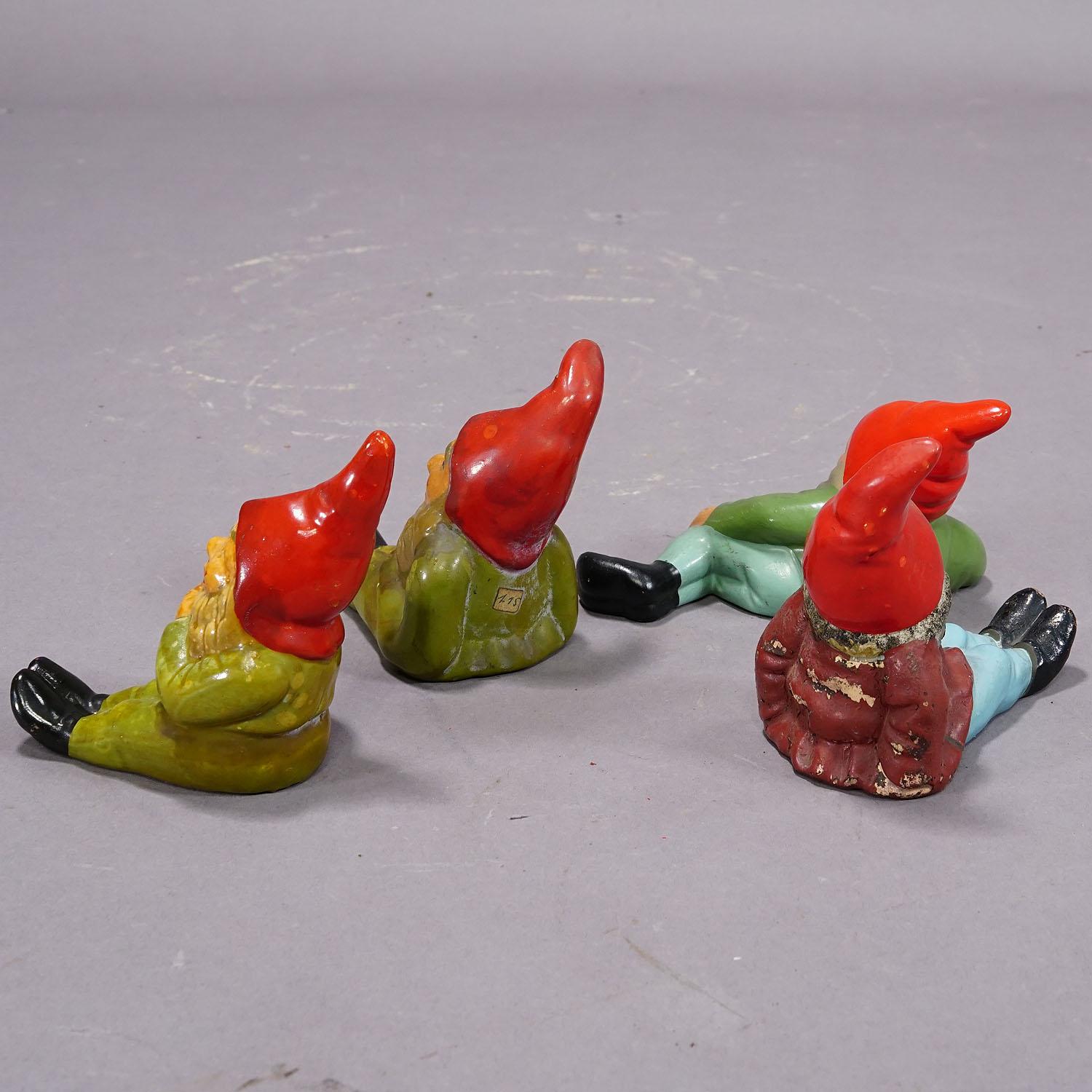 Allemand Lot de quatre petits nains de jardin en terre cuite, Allemagne, vers les années 1950 en vente