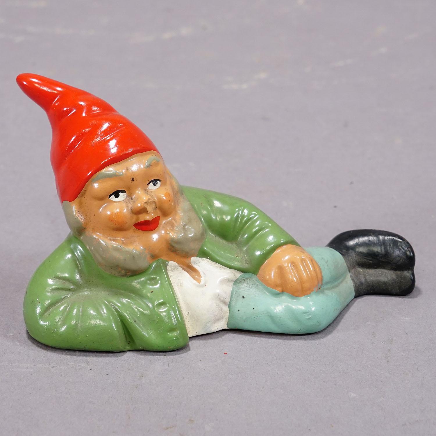 Lot de quatre petits nains de jardin en terre cuite, Allemagne, vers les années 1950 Bon état - En vente à Berghuelen, DE
