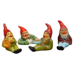 Lote de cuatro diminutos gnomos de jardín de terracota, Alemania, ca. 1950