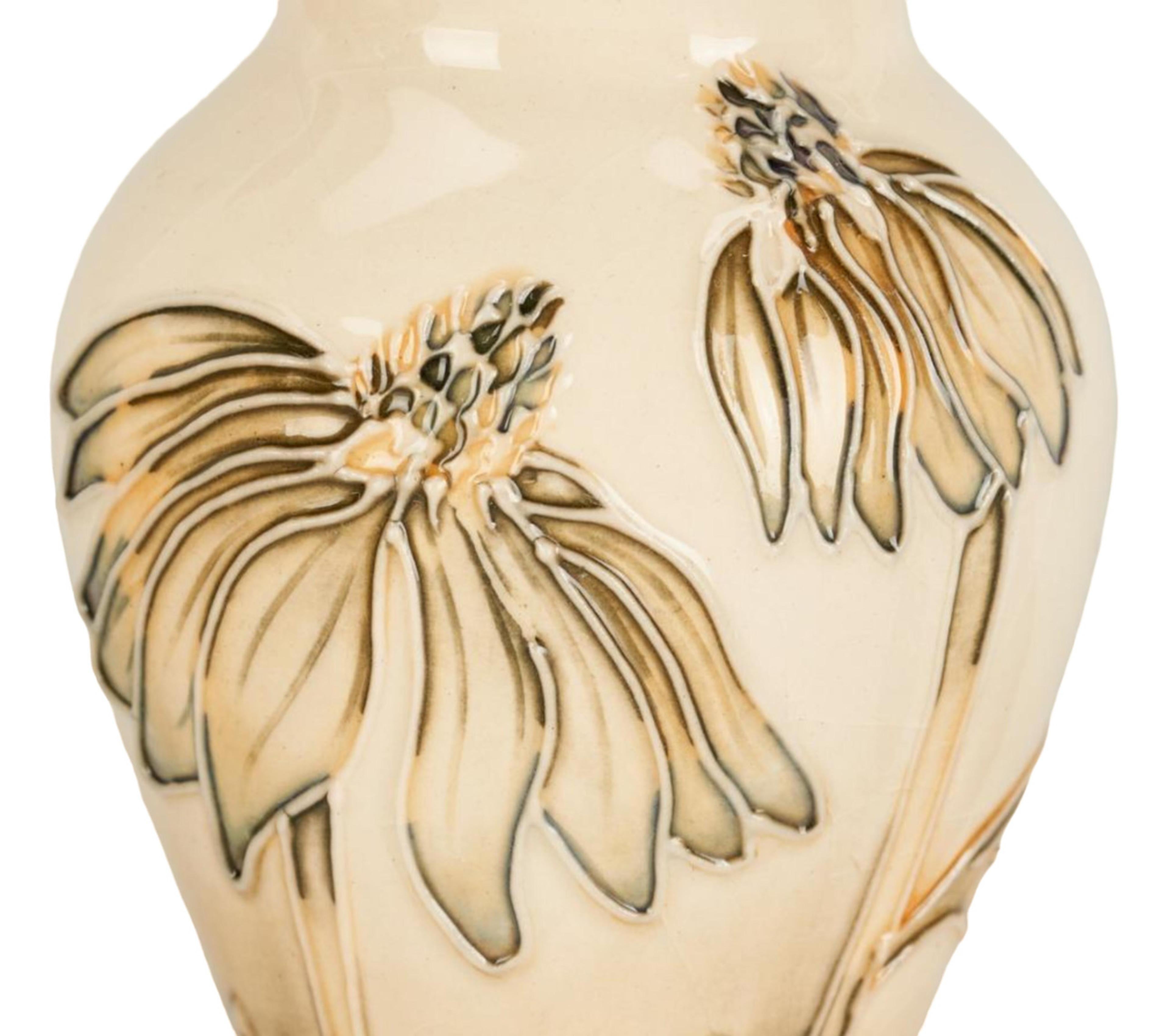 Lot de Moorcroft Pottery.
1)Vase Moorcroft Small Cornflower par Anji Davenport- Vert circulaire 