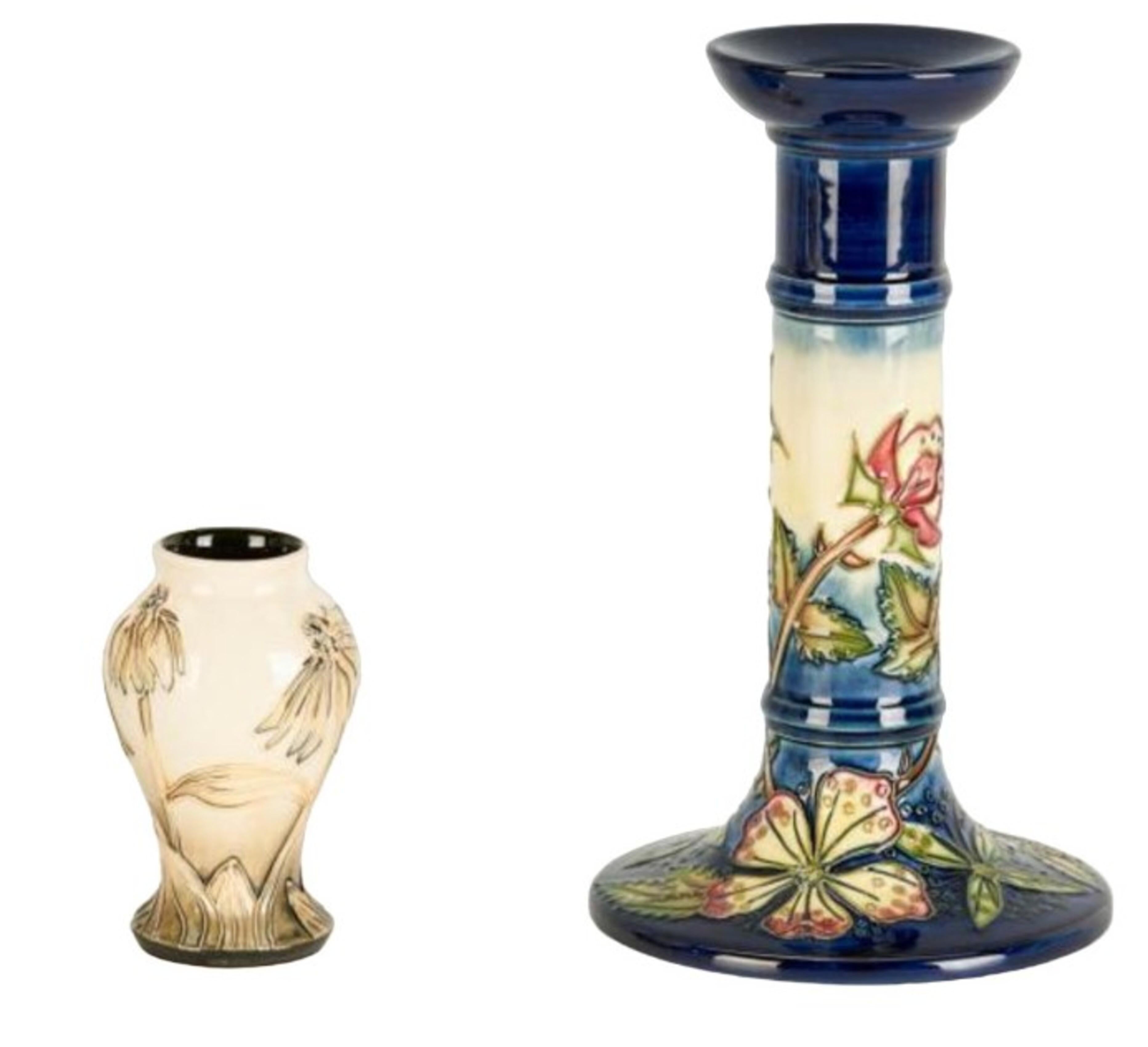 Lot von Moorcroft Pottery. Vase mit Kornblumenmuster und Muster 