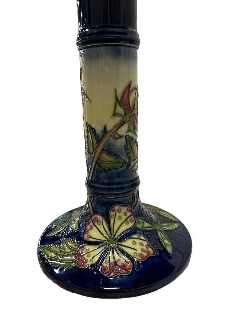 Lot von Moorcroft Pottery. Vase mit Kornblumenmuster und Muster 