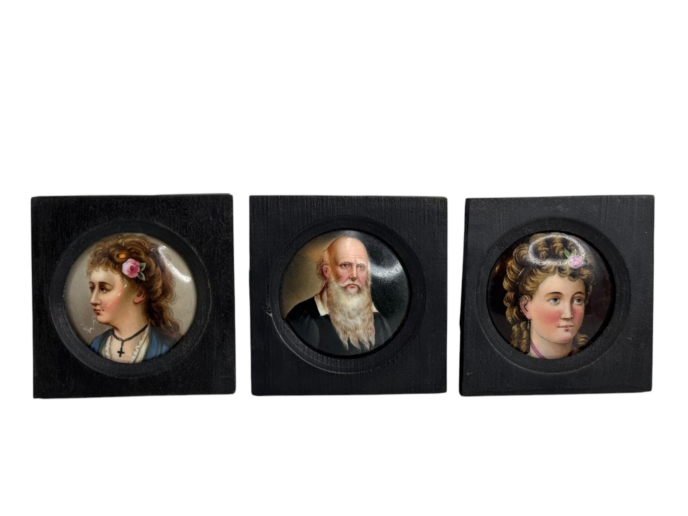 Lot de neuf portraits miniatures victoriens peints sur plaque de porcelaine allemande 1860 en vente 4