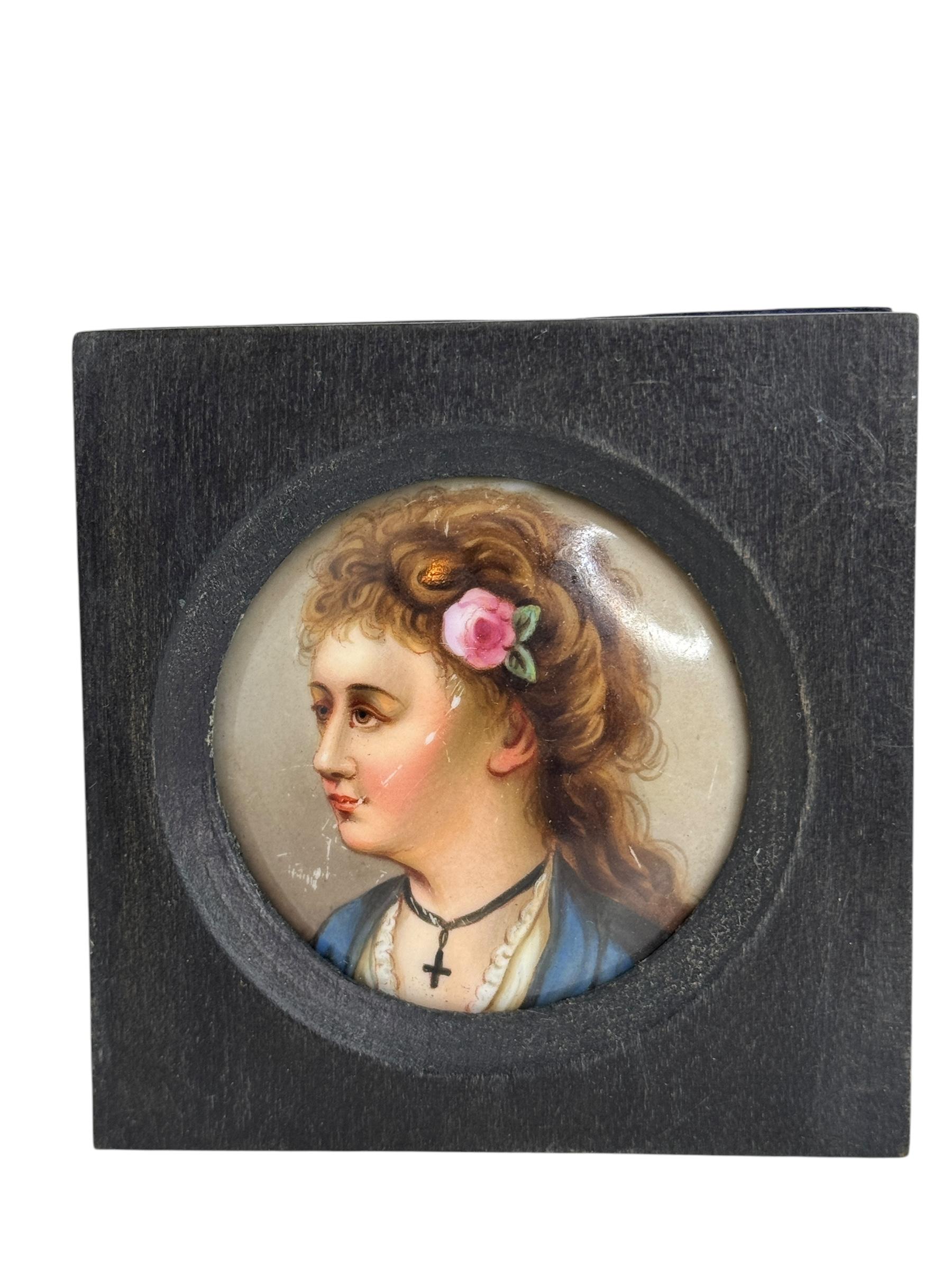 Lot de neuf portraits miniatures victoriens peints sur plaque de porcelaine allemande 1860 en vente 5