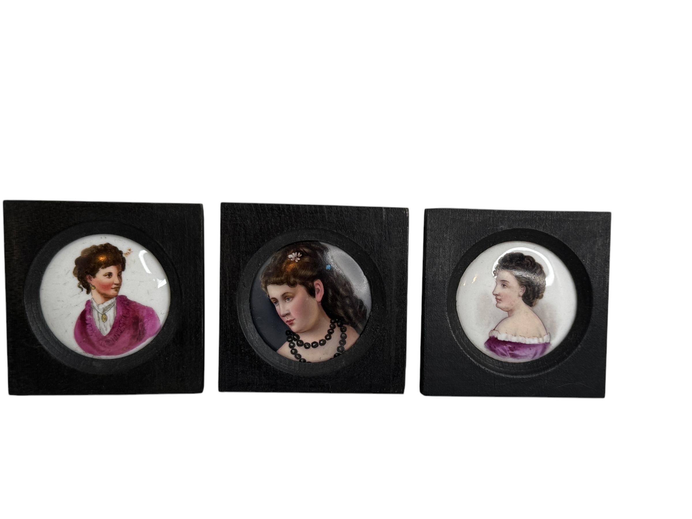 Un bel ensemble de photos encadrées de portraits de personnages de l'époque victorienne sur des plaques de porcelaine. Cadres en bois, ébénisés. Légers signes d'usure dus à l'âge et à l'utilisation. Le diamètre de chaque tableau est d'environ 2,25