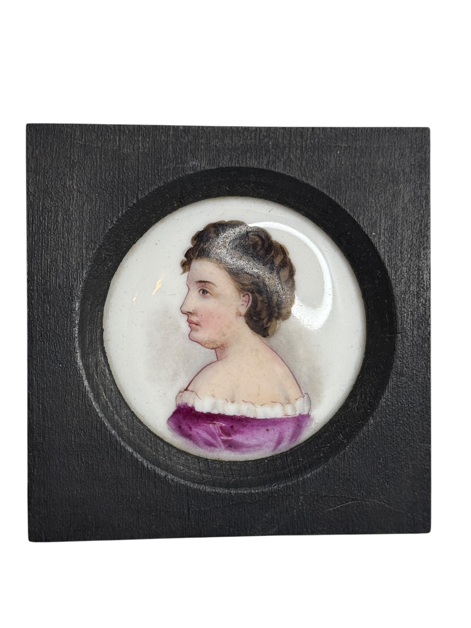 Peint à la main Lot de neuf portraits miniatures victoriens peints sur plaque de porcelaine allemande 1860 en vente
