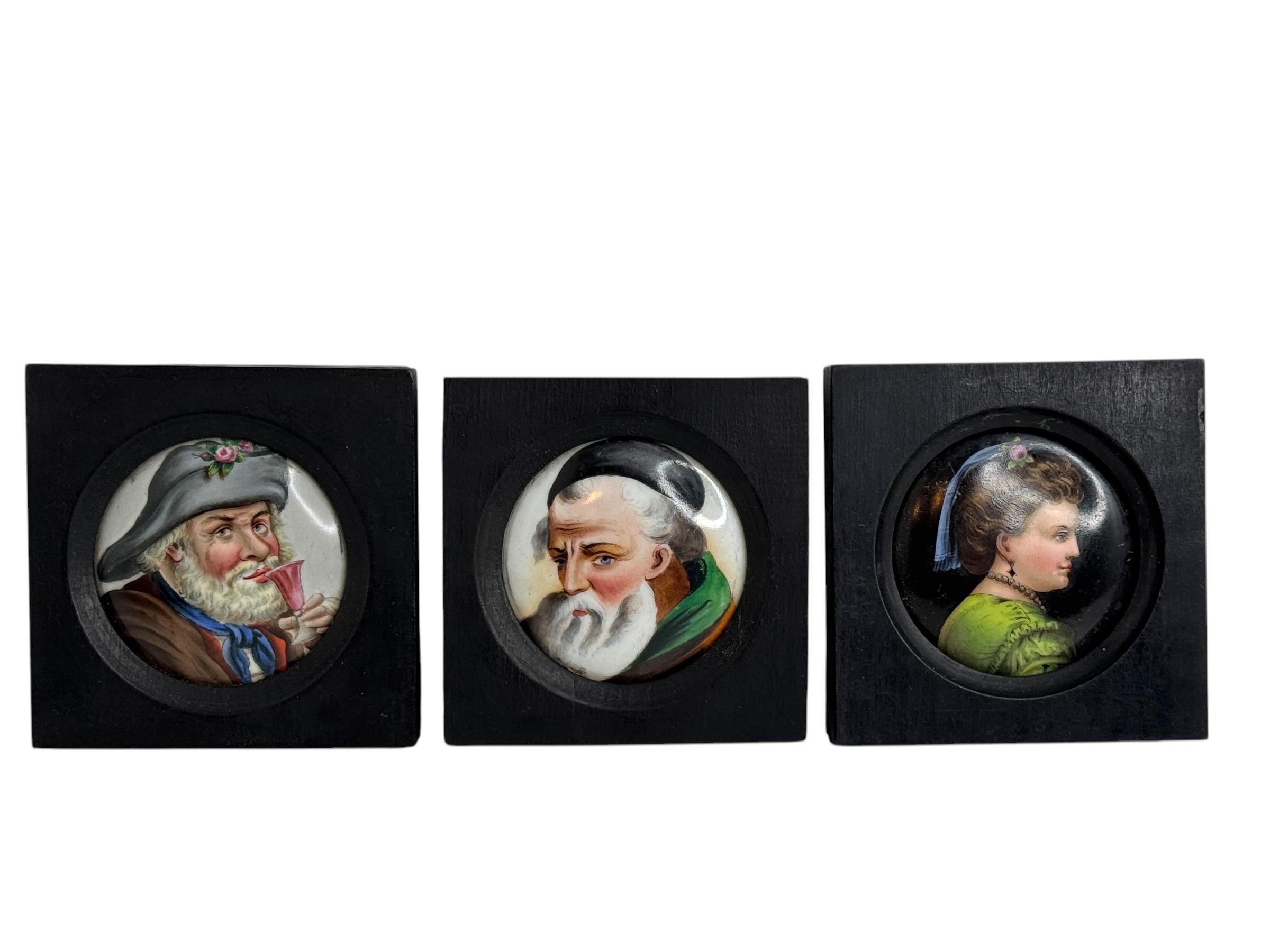 Milieu du XIXe siècle Lot de neuf portraits miniatures victoriens peints sur plaque de porcelaine allemande 1860 en vente