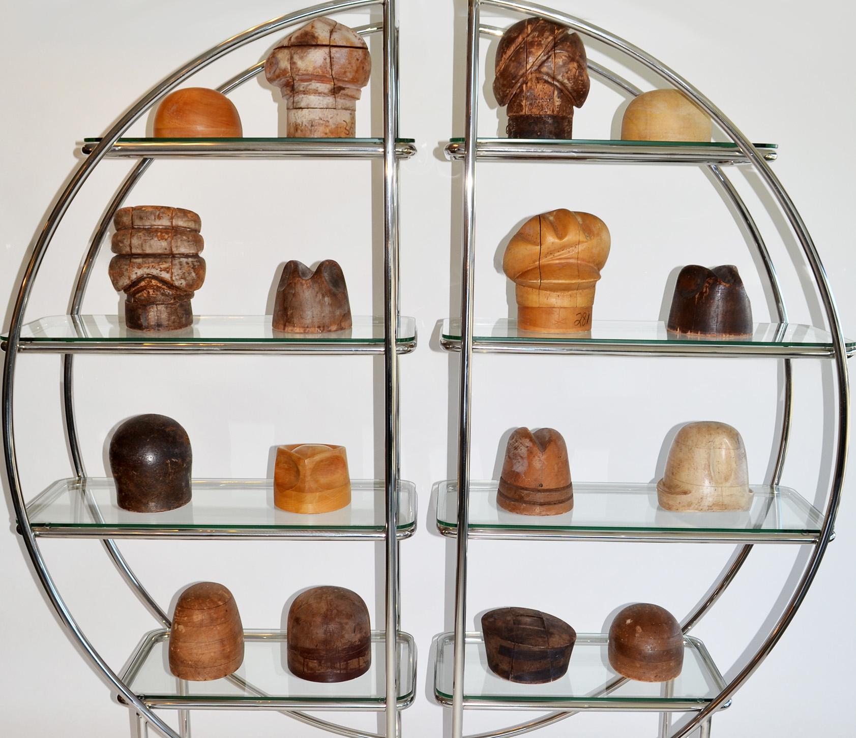 Lot de seize blocs de chapeau de modiste en bois du milieu du siècle, États-Unis, 20e siècle
Vintage By est un lot de seize blocs de chapeau de modiste en bois, datant du milieu du siècle dernier. Parfaits pour être montés en tant qu'installation