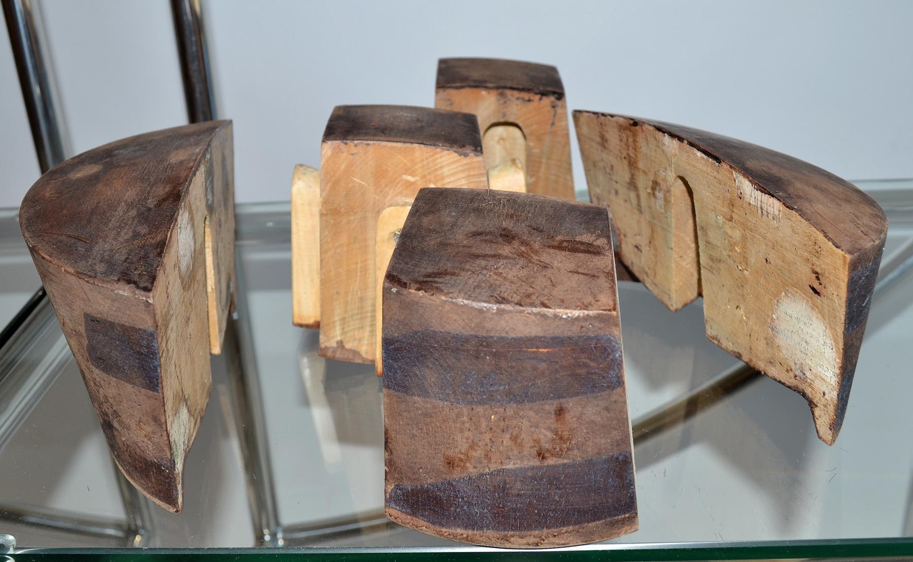 Lot de seize blocs de chapeau de modiste en bois du milieu du siècle, États-Unis, 20e siècle en vente 13