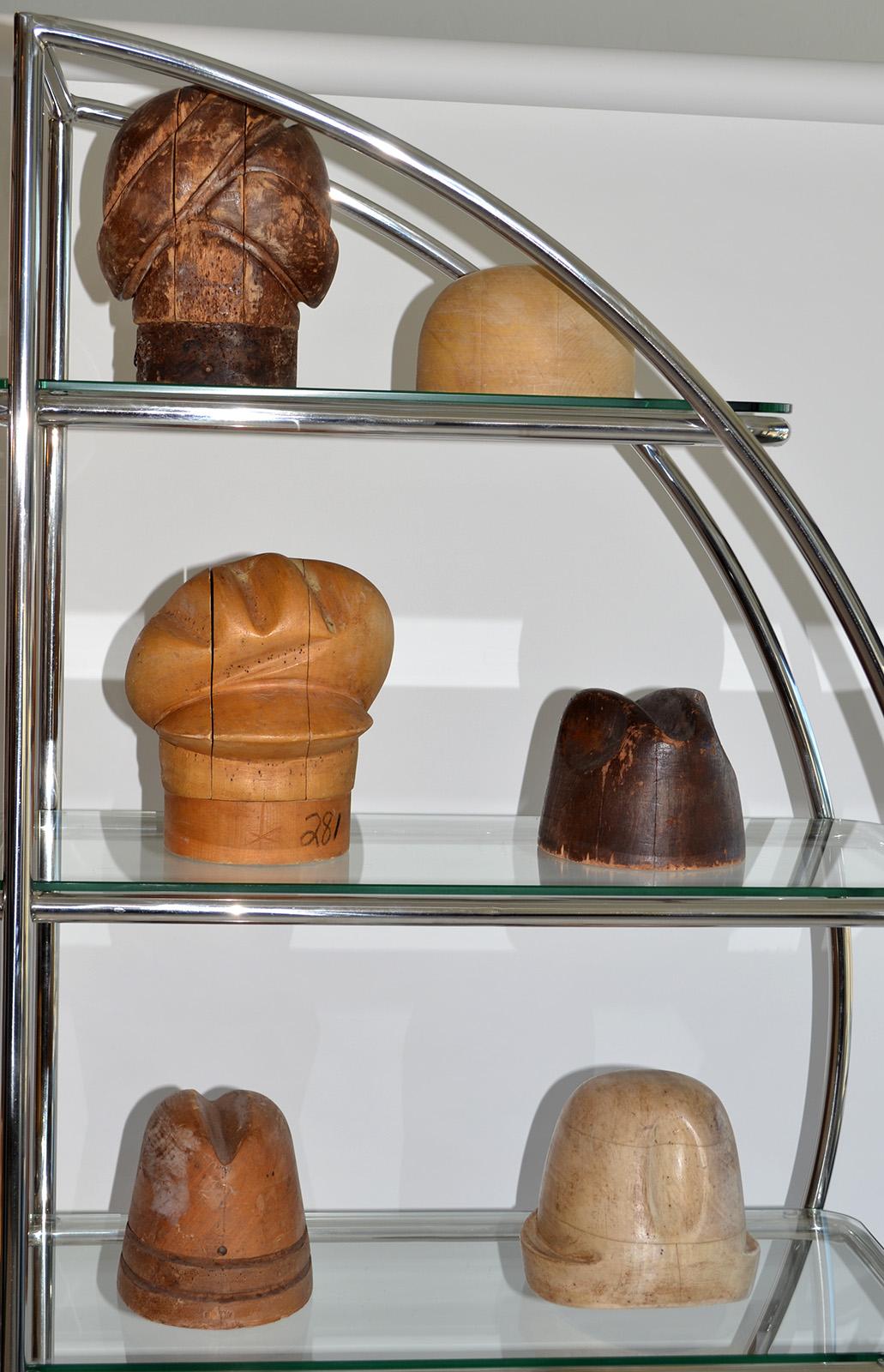 Mid-Century Modern Lot de seize blocs de chapeau de modiste en bois du milieu du siècle, États-Unis, 20e siècle en vente
