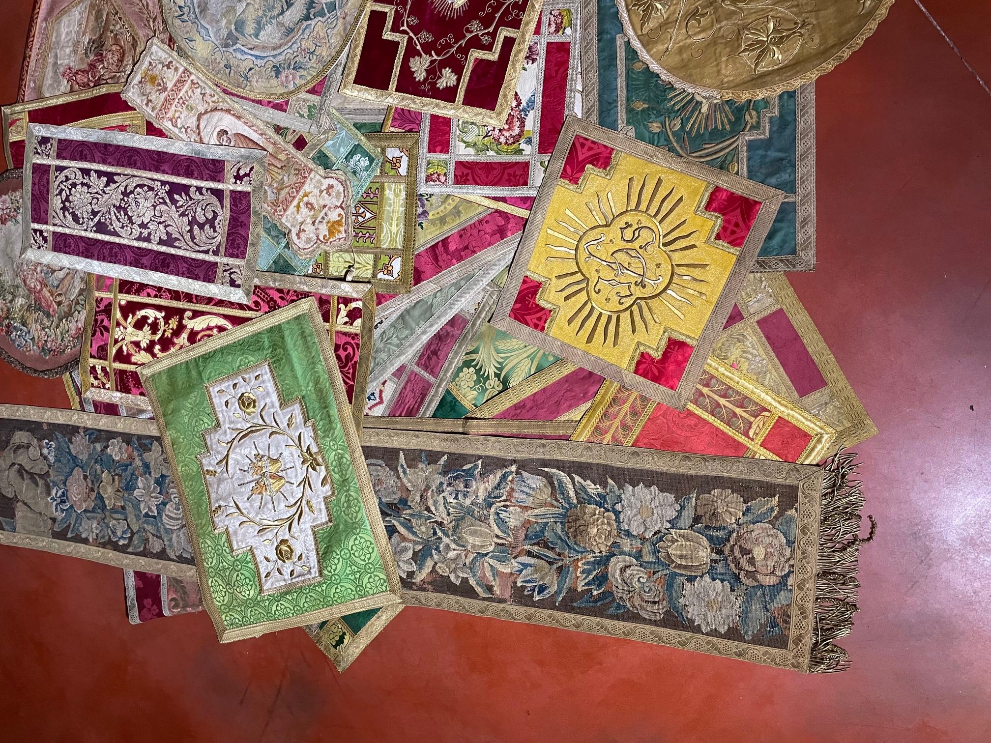 Set of table runners made with fragments of tapestry, borders, silk brocade and chasubles. We sell them separately.
 
. +- 200 Pieces at various prices depending on the model, condition and size.