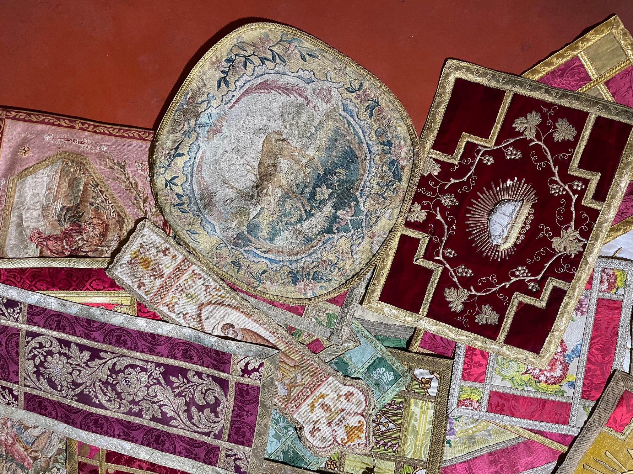 Lot von Tischläufern aus alten Stoffen und Wandteppichen aus der Zeit von 17 bis 19. Jahrhundert (Renaissance) im Angebot