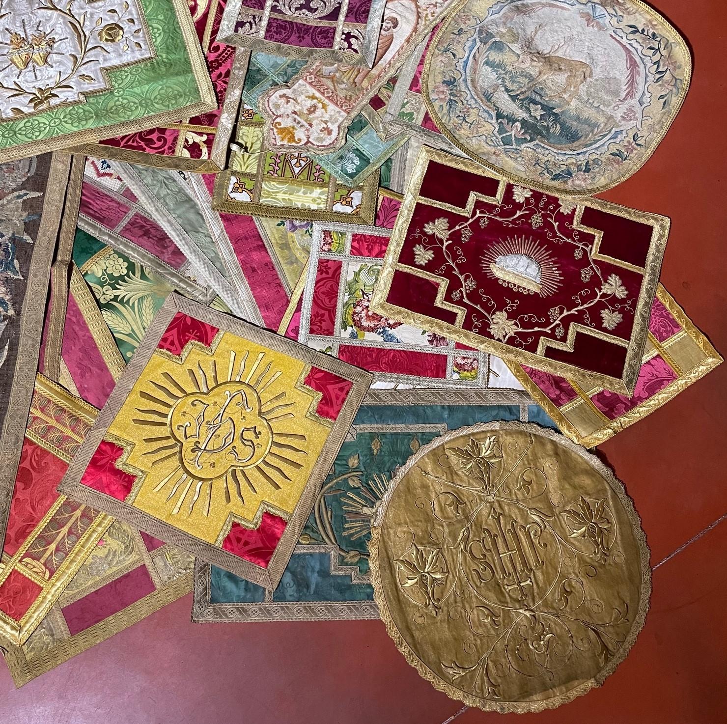Lot von Tischläufern aus alten Stoffen und Wandteppichen aus der Zeit von 17 bis 19. Jahrhundert (18. Jahrhundert und früher) im Angebot