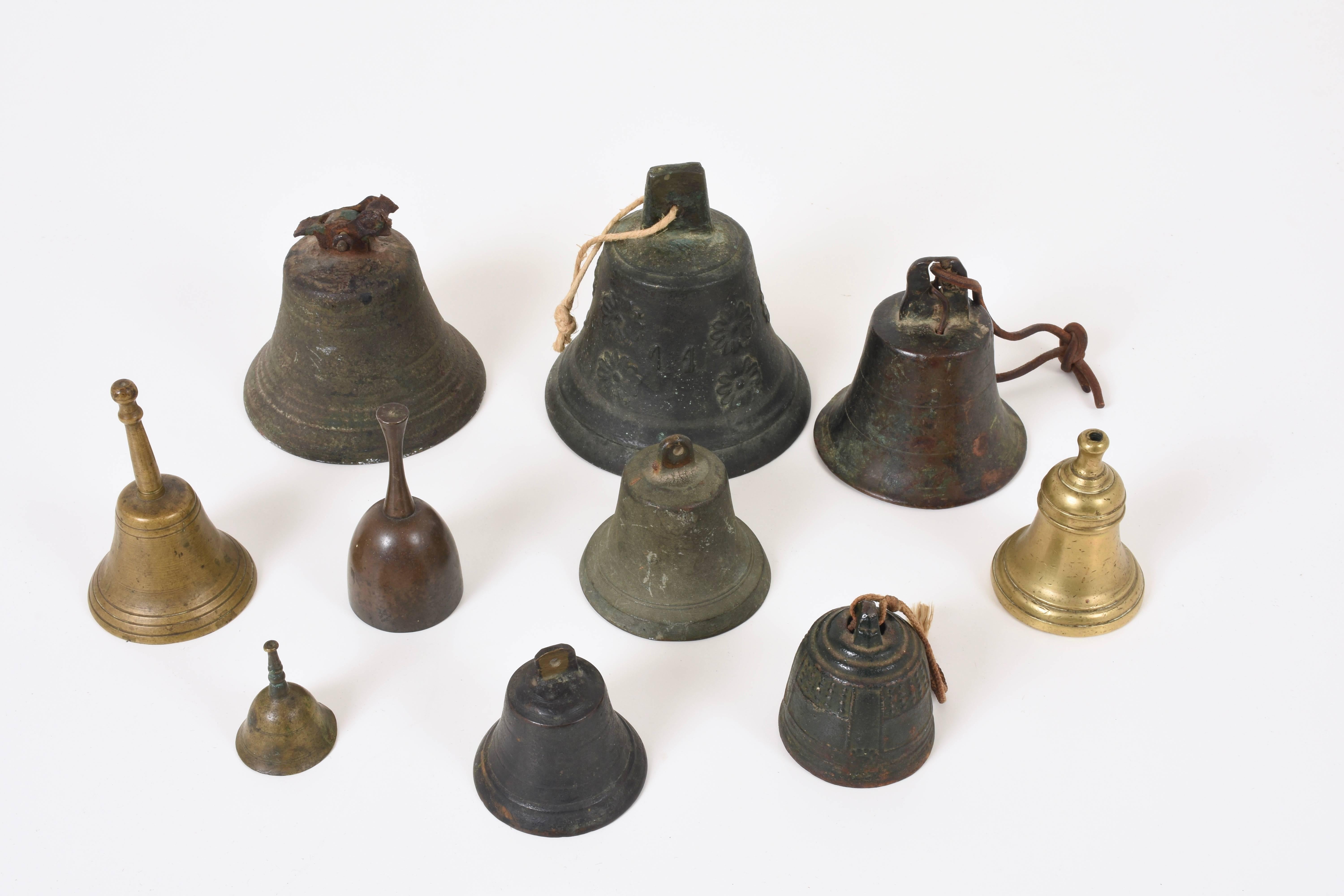 Lot of ten bronze bells of various sizes. Objects of high collecting.
The largest is 13 cm high and has a diameter of 11.5 cm.
    